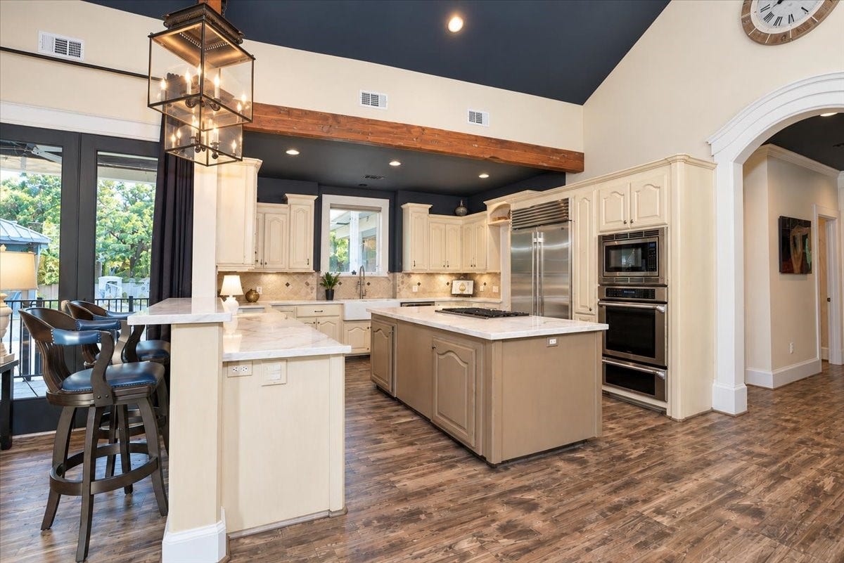 8514 Haven Way, Tomball, TX 77375 The large island and counter seating make it easy for everyone to join in.