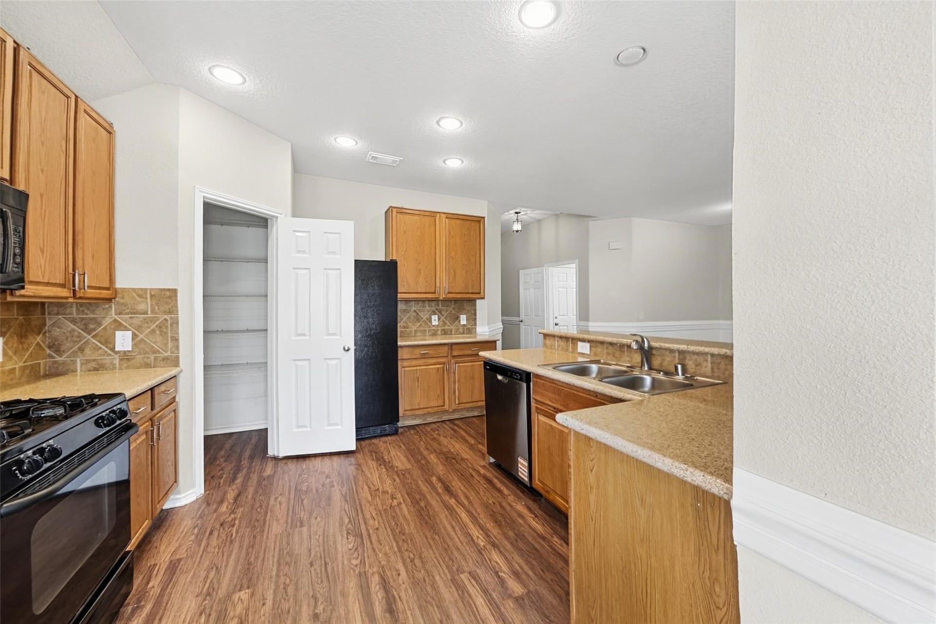 2718 Darby Brook Drive, Fresno, TX 77545 2718 Darby Brook Drive, Fresno, TX 77545