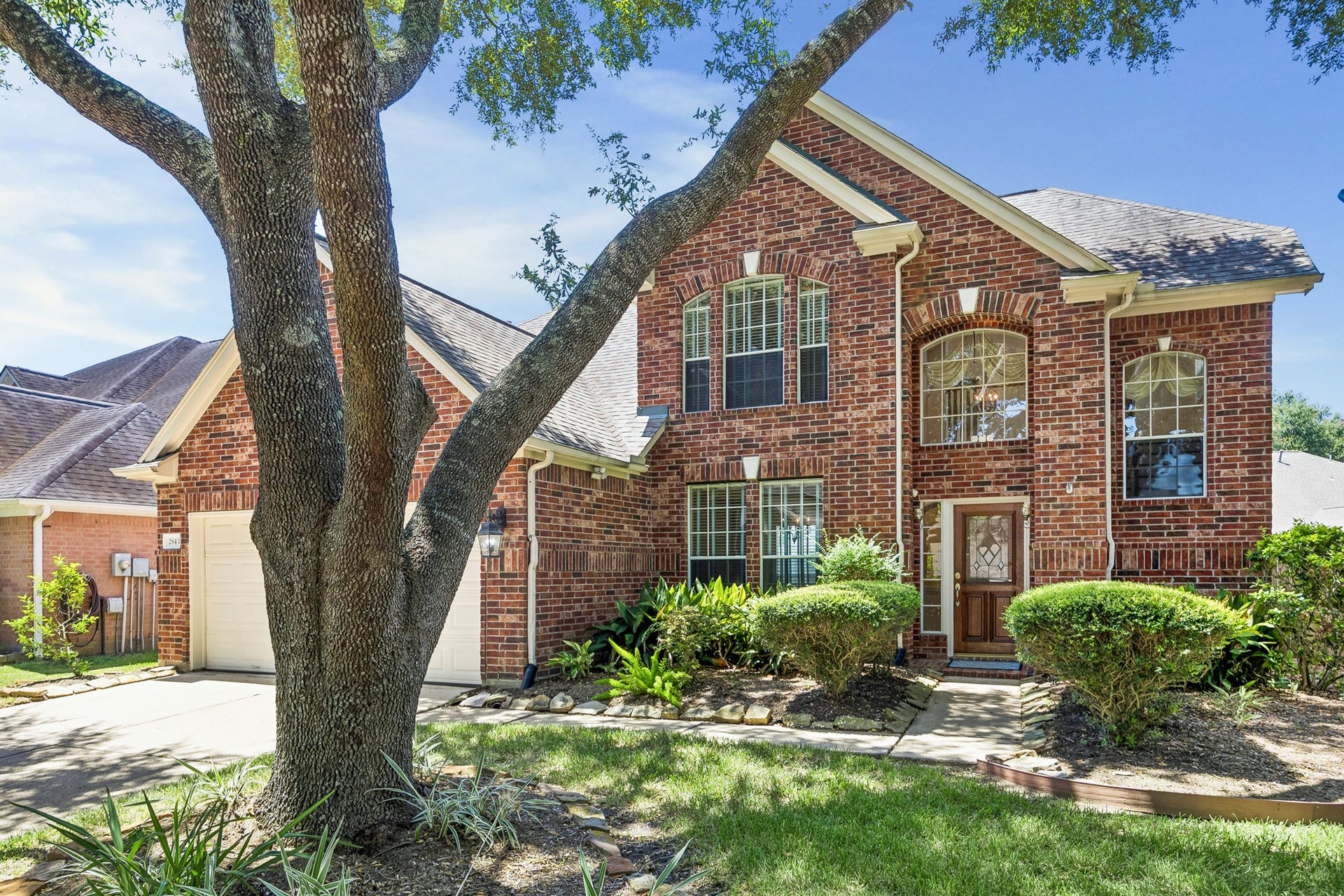 2843 Five Oaks Drive, Missouri City, TX 77459 Sienna blends resort style amenities with the kind of neighborhood setting youre going to love, with tree lined streets, winding trails and plenty of ways to get outside and enjoy the day. Scattered parks and playgrounds, golf, tennis and pickleball, scenic lakeside trails, fitness facilities, neighborhood pools and a water park mean there is always something to do close to home.