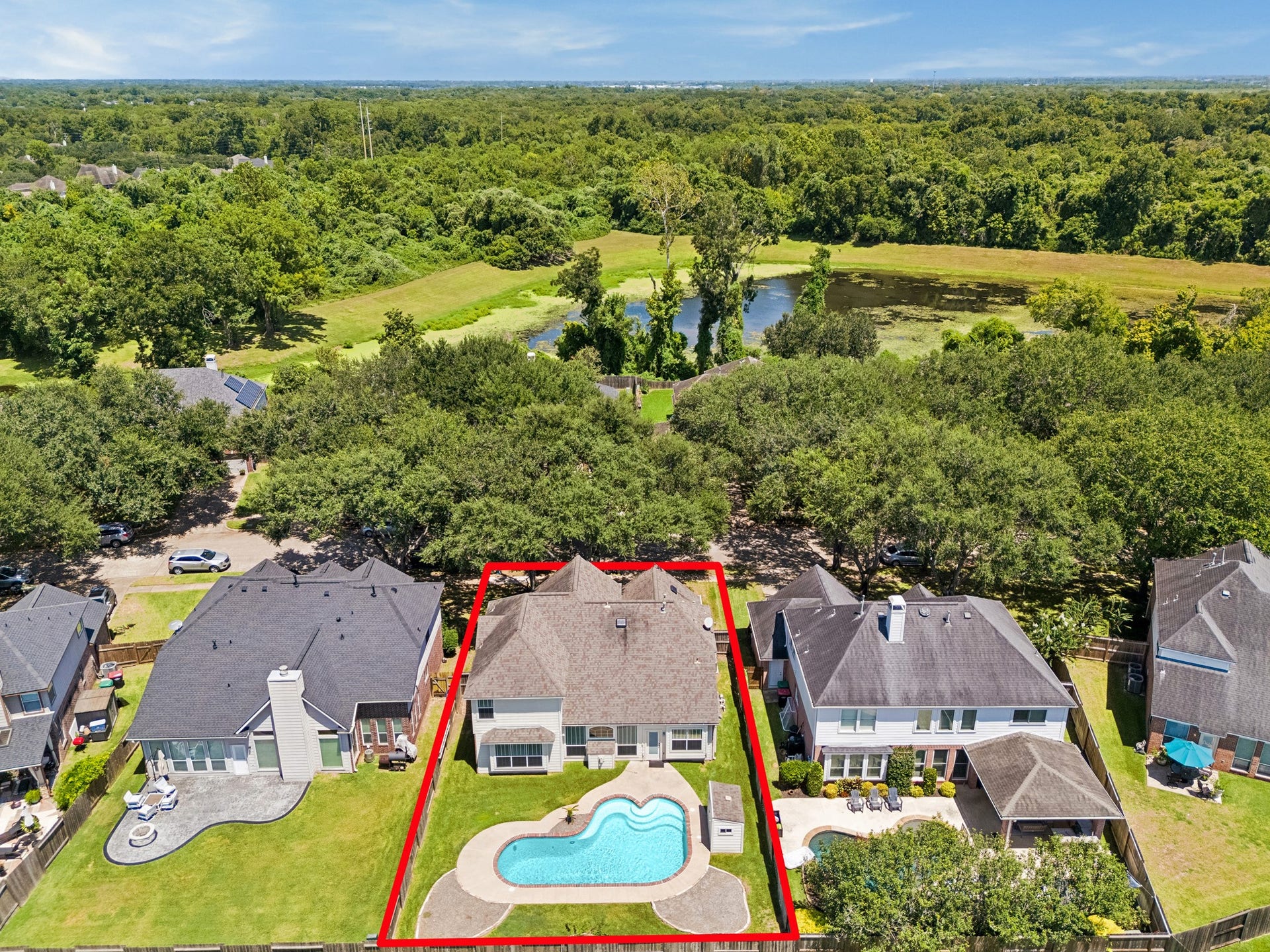 2843 Five Oaks Drive, Missouri City, TX 77459 From above, this tucked away Sienna setting feels peaceful and private, located on a quiet loop street with mature trees and no through traffic to interrupt the easy neighborhood rhythm.