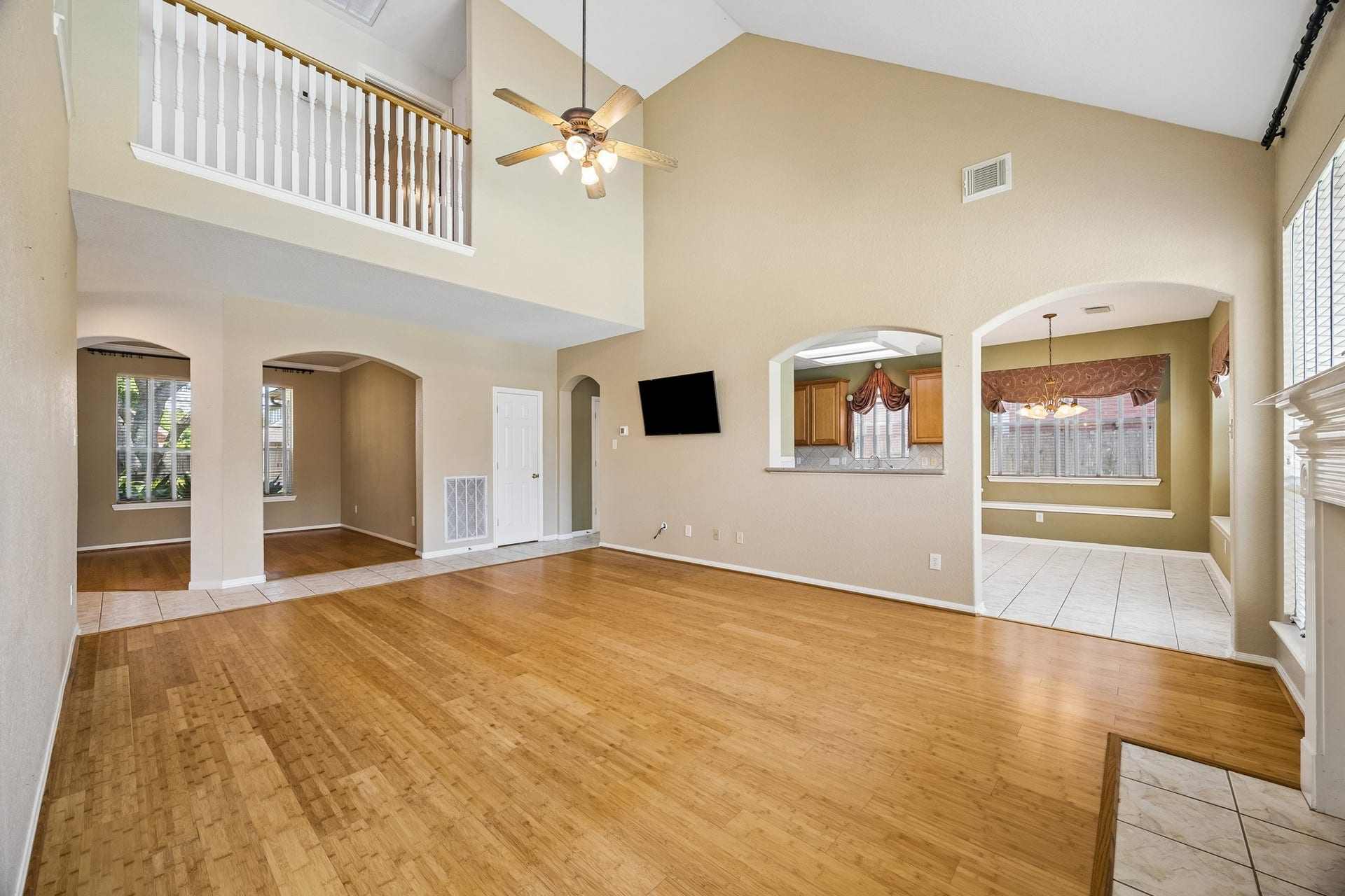 2843 Five Oaks Drive, Missouri City, TX 77459 A soaring vaulted ceiling gives this spacious family room an open, airy feel, while warm bamboo flooring, neutral paint and an easy connection to the kitchen and both dining areas make everyday living and entertaining feel effortless.