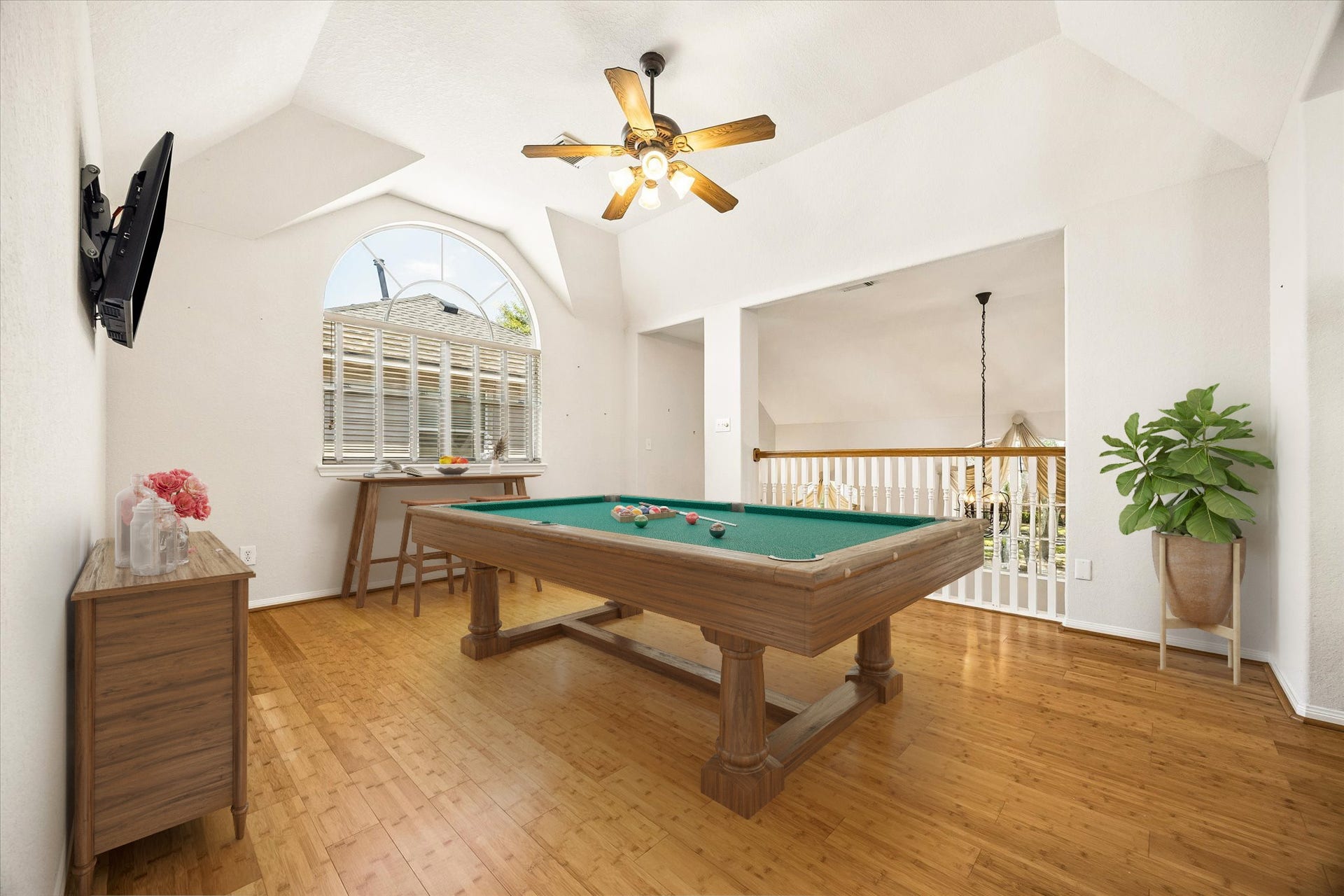 2843 Five Oaks Drive, Missouri City, TX 77459 Bring your favorite games and make this flexible upstairs retreat your own. The roomy layout, vaulted ceiling, bamboo flooring and balcony overlook give you plenty of space for everything from a pool table to a cozy hangout zone.