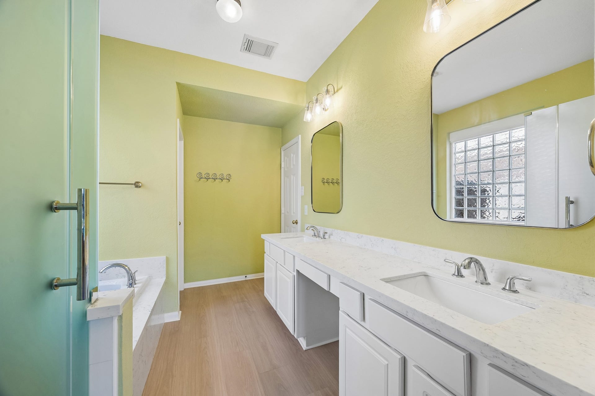 2843 Five Oaks Drive, Missouri City, TX 77459 Fresh, cheerful and thoughtfully updated, the primary ensuite offers a bright place to start and end the day with a long dual sink vanity, Jacuzzi tub, separate shower and a private water closet.
