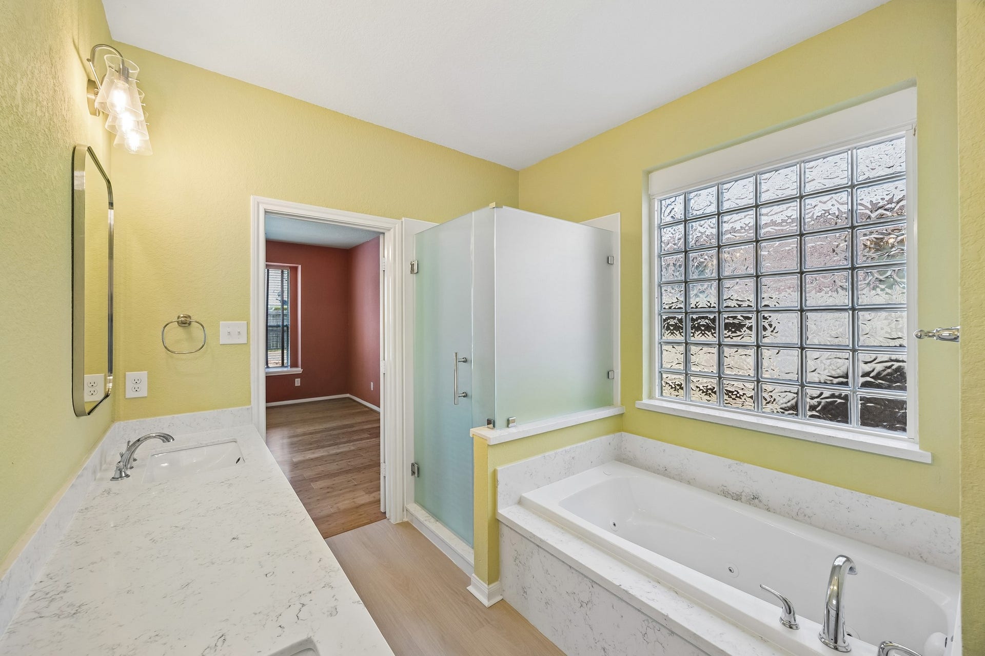 2843 Five Oaks Drive, Missouri City, TX 77459 Enjoy a daily dose of luxury in this beautifully updated primary ensuite, where a 2025 renovation included a relaxing Jacuzzi tub, fresh finishes and a bright spa inspired feel.