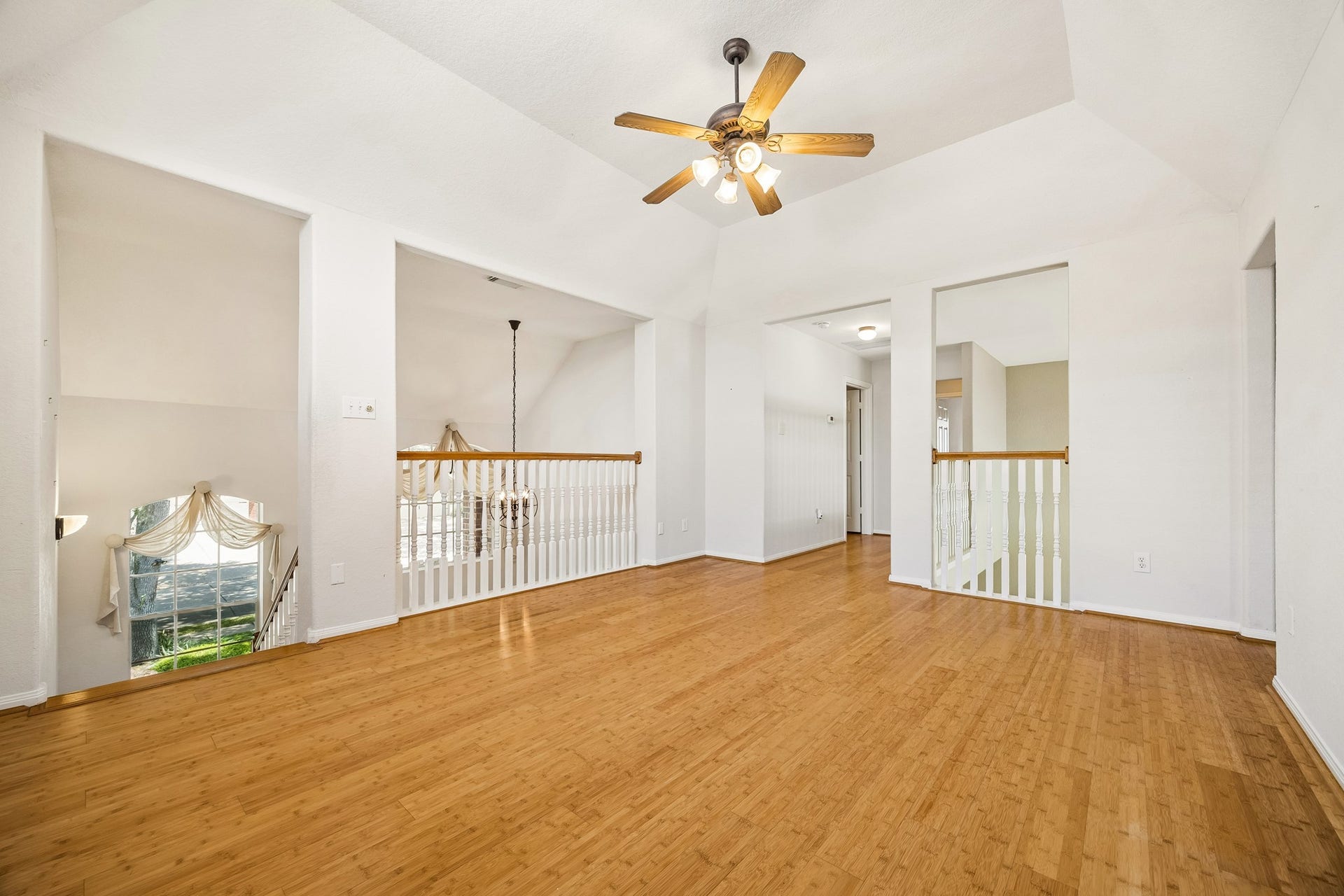 2843 Five Oaks Drive, Missouri City, TX 77459 The open loft design keeps this spacious game room connected to the action below, while bamboo flooring, a vaulted ceiling and abundant natural light create an inviting place to kick back and have some fun.