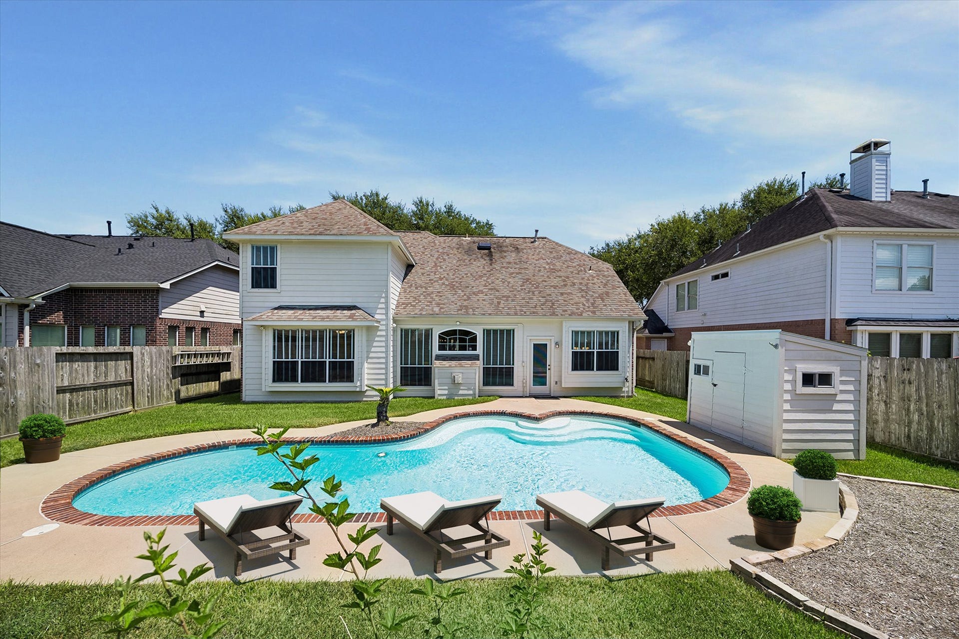 2843 Five Oaks Drive, Missouri City, TX 77459 Whether you are swimming laps, enjoying a game of Marco-Polo or floating the afternoon away, this 33-foot pool gives everyone room to enjoy the water.