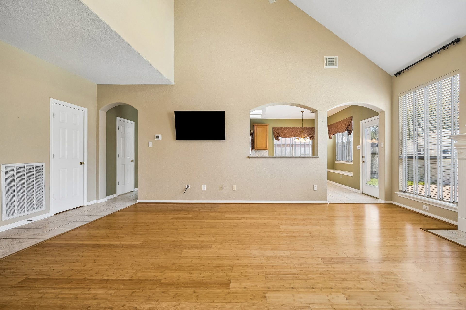 2843 Five Oaks Drive, Missouri City, TX 77459 Open to the kitchen and breakfast area, this roomy family room keeps everyone connected while bamboo flooring, a vaulted ceiling and oversized windows create a bright, comfortable place to gather and relax.
