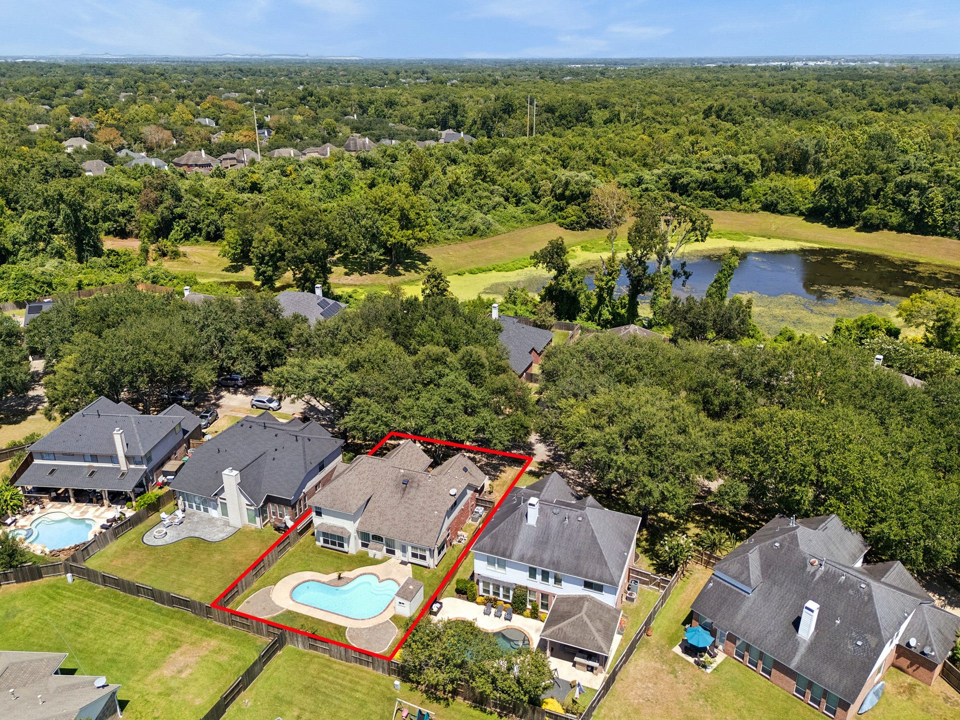 2843 Five Oaks Drive, Missouri City, TX 77459 This aerial view highlights the best of both worlds, with a peaceful residential setting surrounded by towering trees and green space, plus easy access to Siennas trails, amenities and everyday conveniences.