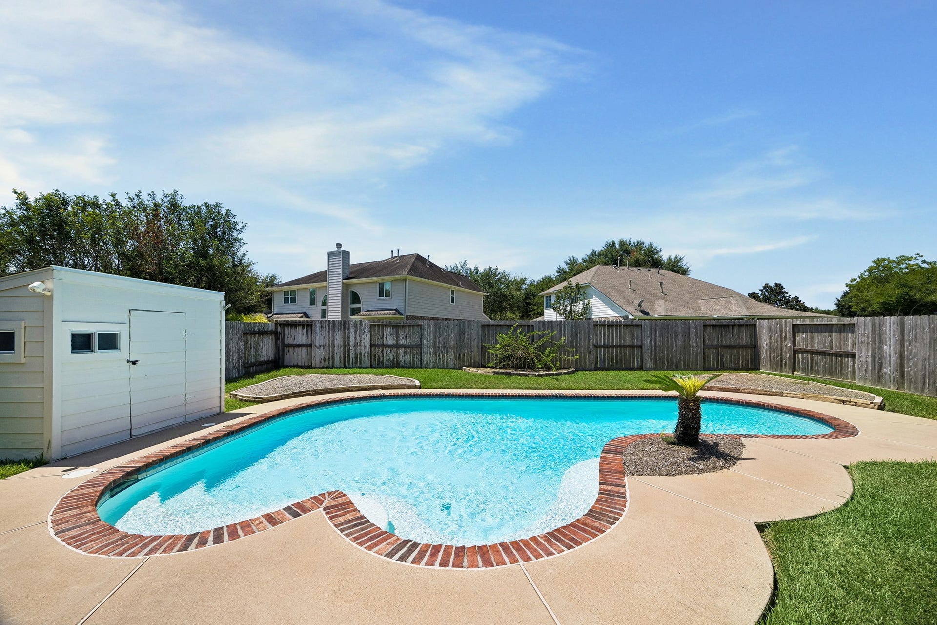 2843 Five Oaks Drive, Missouri City, TX 77459 More than just a pretty backdrop, this pool is ready for serious enjoyment with 33 feet from end to end, depths ranging from 3 to 8 feet and plenty of sunny deck space for lounging between swims.