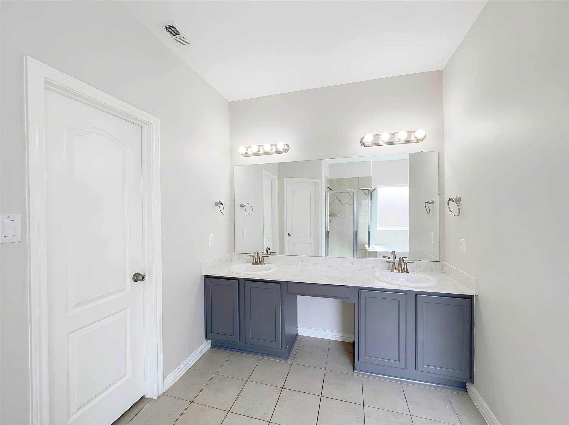 662 W Linnwood Drive, Woodbranch, TX 77357 Primery Bathroom - 1st Floor - two venity shower and tub combo. Luxurious corner soaking tub and a separate glass-enclosed shower, accented with elegant tilework.