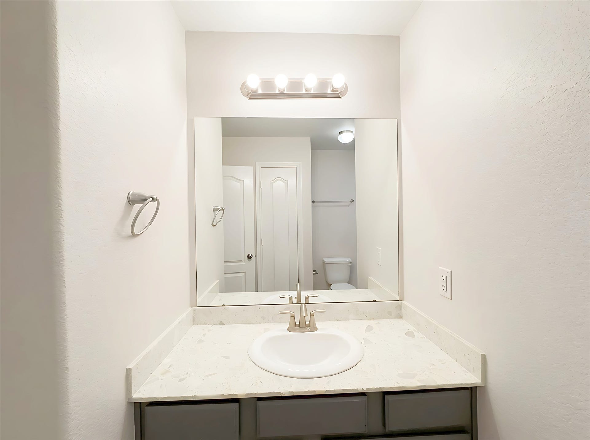 662 W Linnwood Drive, Woodbranch, TX 77357 3rd bathroom plus tub