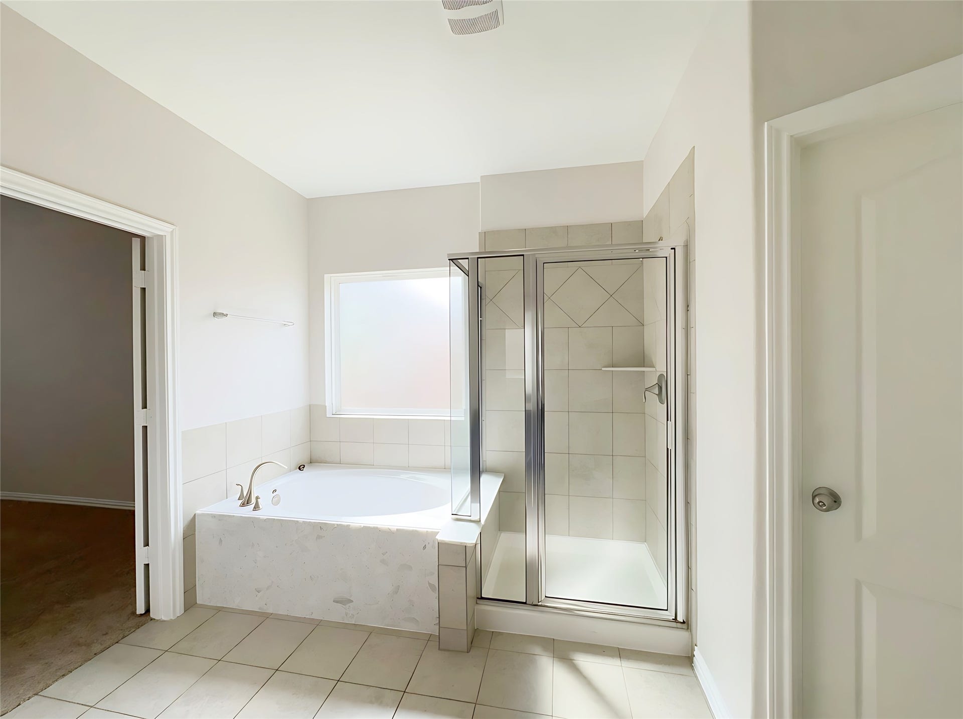662 W Linnwood Drive, Woodbranch, TX 77357 Primery Bathroom - 1st Floor - two venity shower and tub combo. Luxurious corner soaking tub and a separate glass-enclosed shower, accented with elegant tilework.