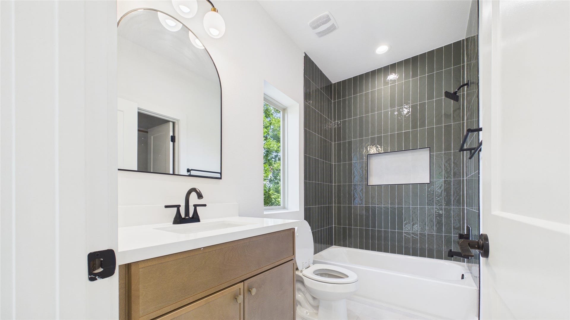 4203 Arlington Street, Houston, TX 77018 First floor full bathroom