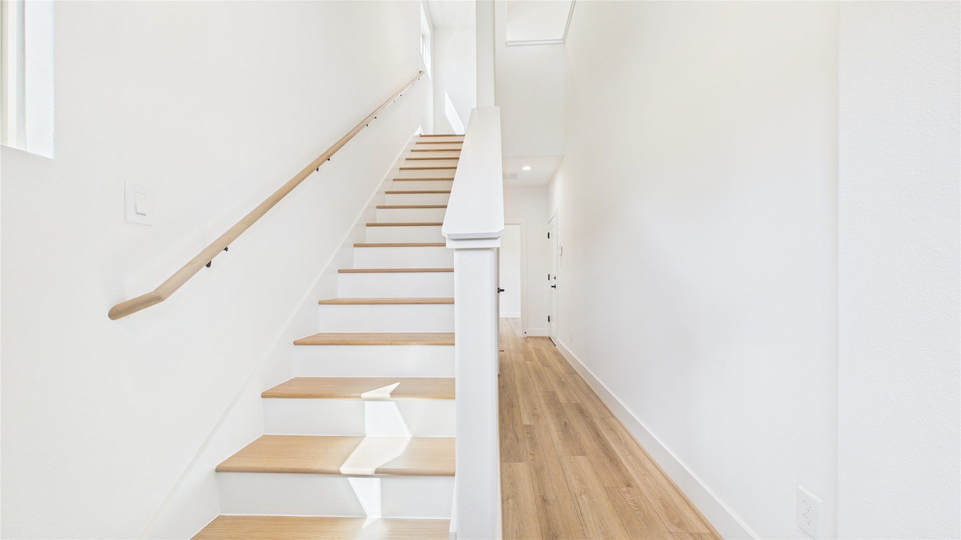 4203 Arlington Street, Houston, TX 77018 First floor stairs/ Hallway