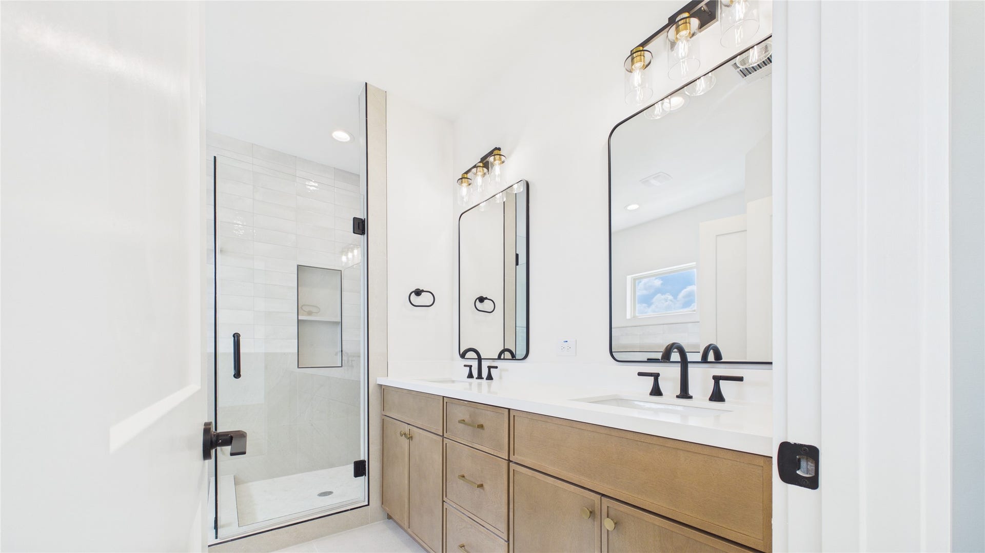 4203 Arlington Street, Houston, TX 77018 Primary bathroom