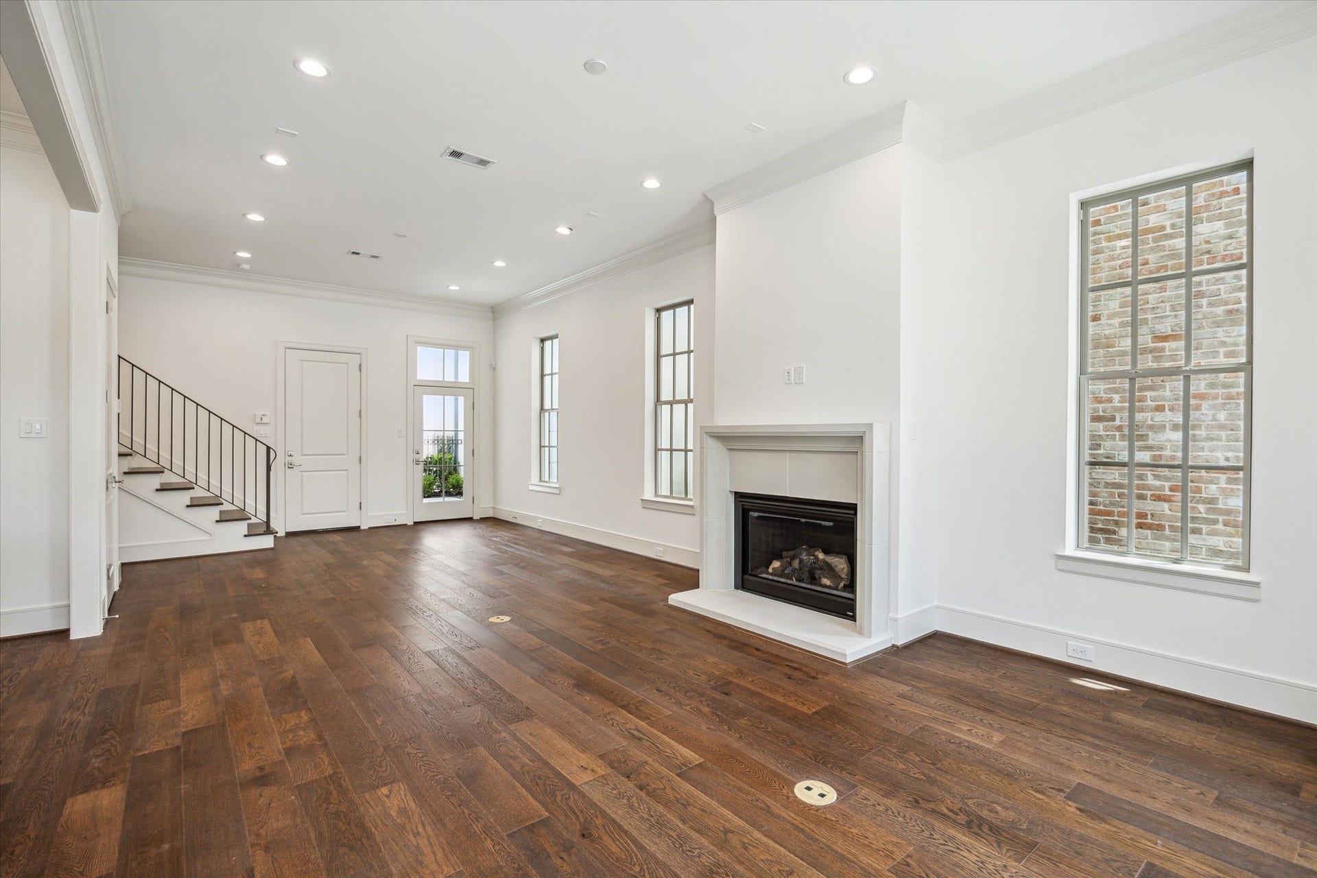 209 Sutton Row Place, Houston, TX 77024 Open layout first-floor living plan, light and bright!