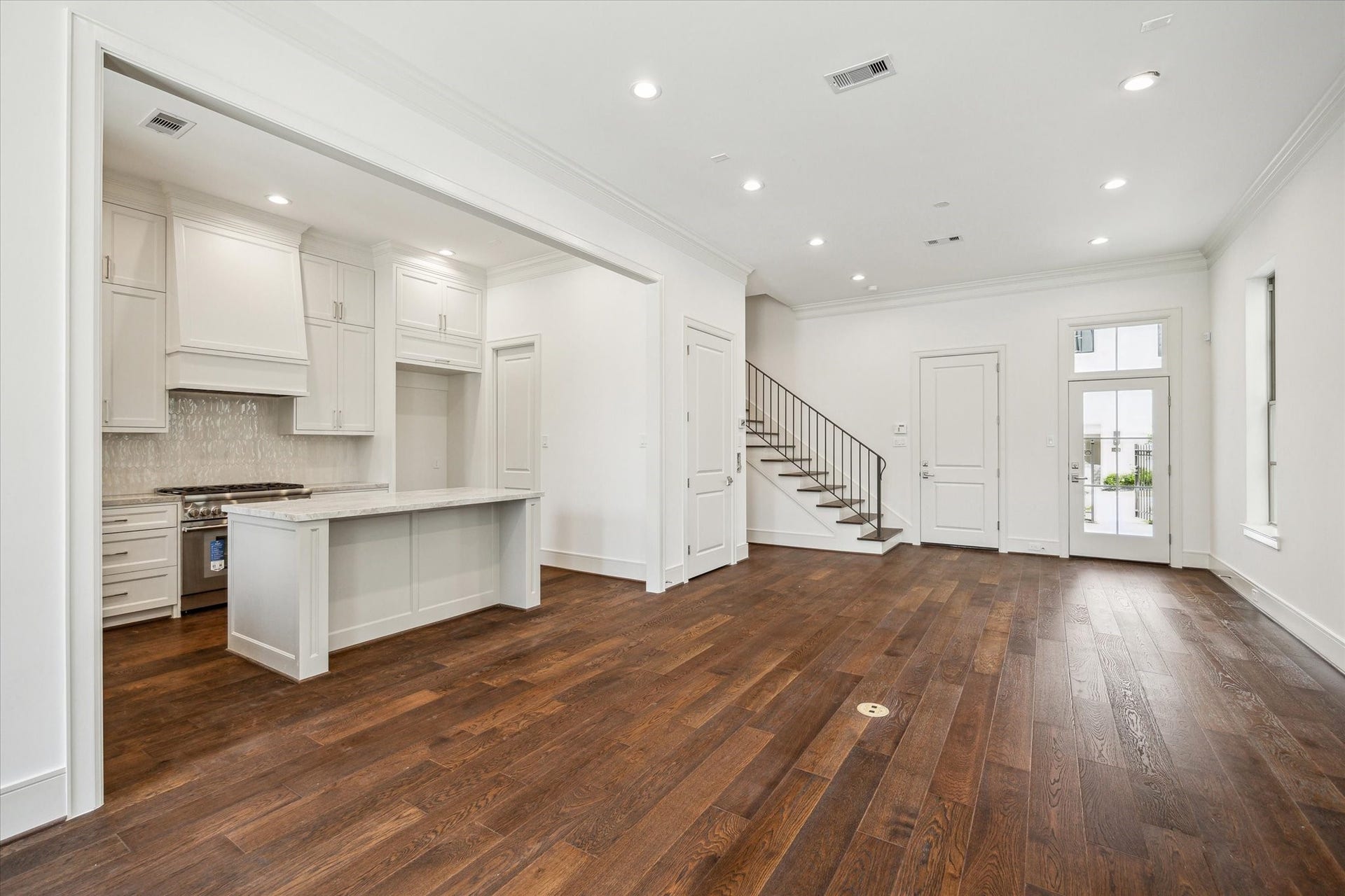 209 Sutton Row Place, Houston, TX 77024 Kitchen conveniently opens to Living Room and Dining Room for entertaining.