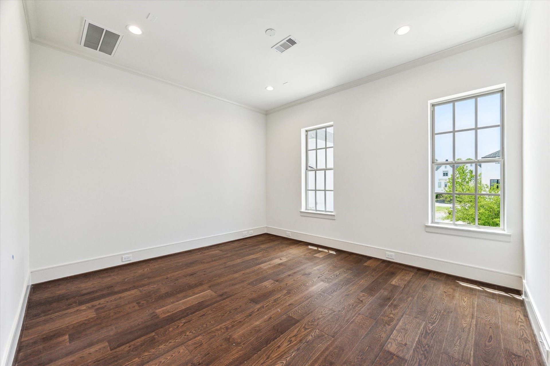 209 Sutton Row Place, Houston, TX 77024 Light-filled Primary Suite with His and Hers walk-in closets and luxurious bath.