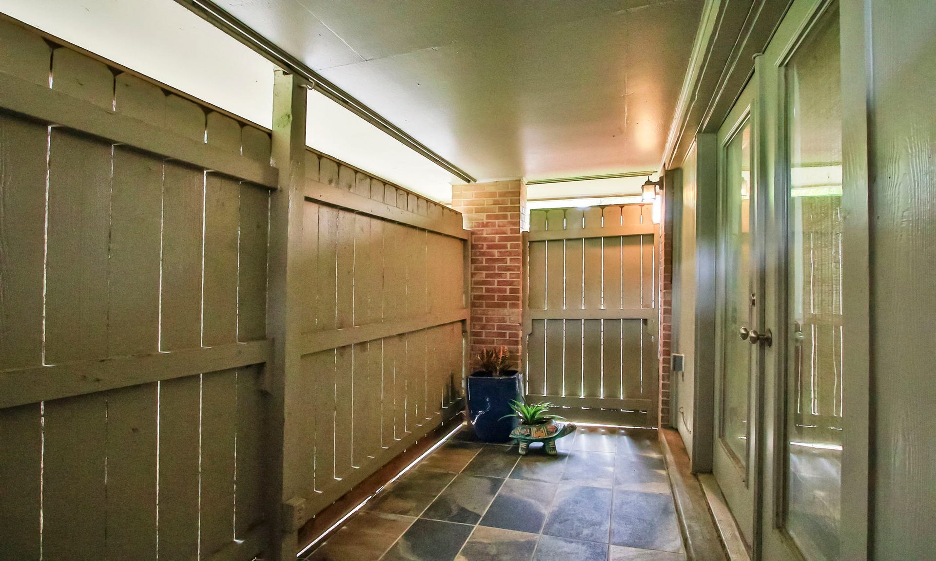 6663 Bayou Glen Road, Houston, TX 77057 Private, tiled patio