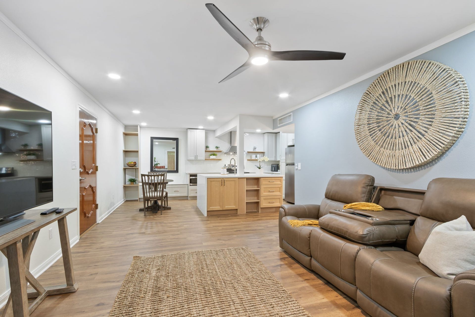 6663 Bayou Glen Road, Houston, TX 77057 Welcome to updated and remodeled 6663 Bayou Glen!