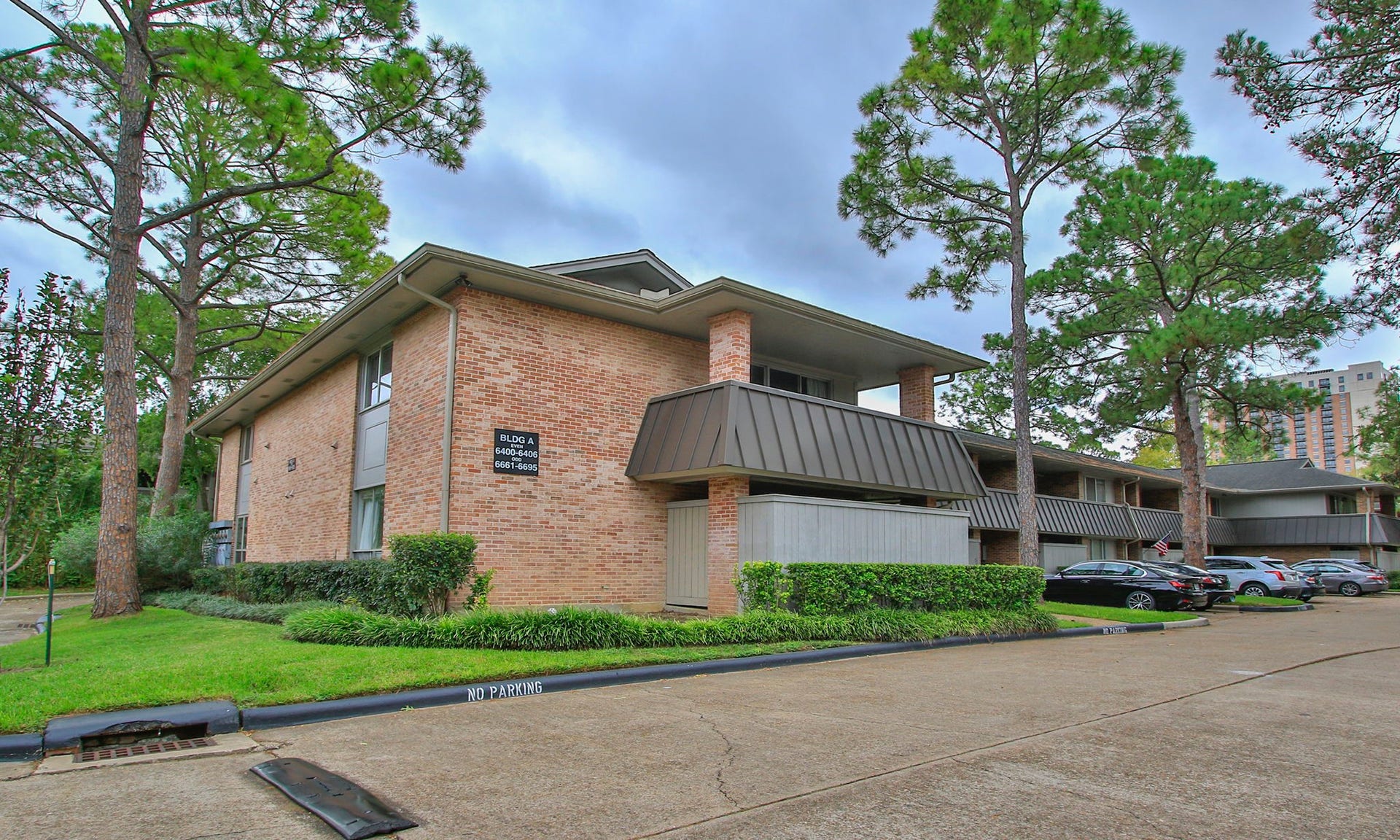 6663 Bayou Glen Road, Houston, TX 77057 Front of building, additional parking for guests