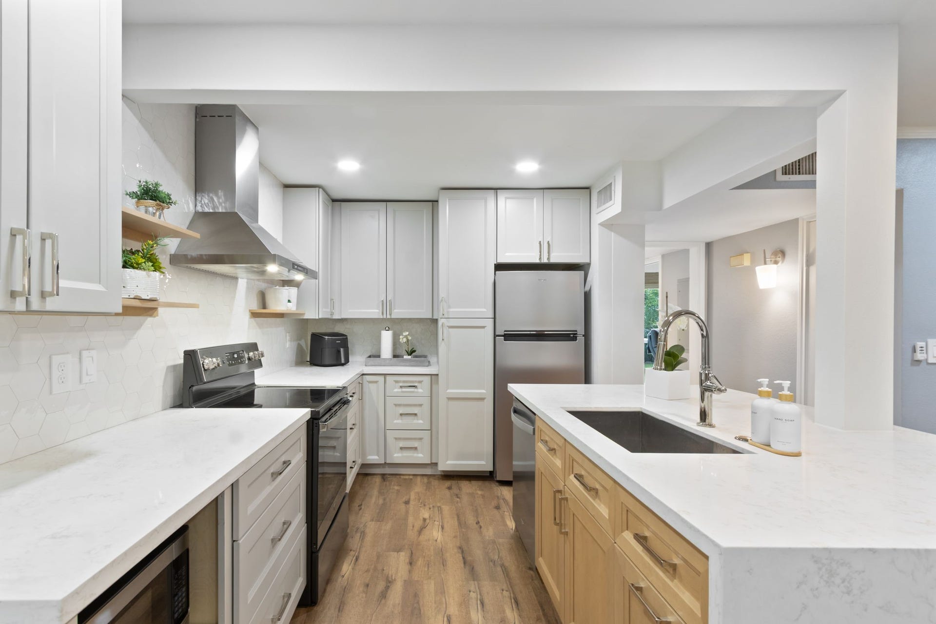 6663 Bayou Glen Road, Houston, TX 77057 Lots of storage, nice cabintry