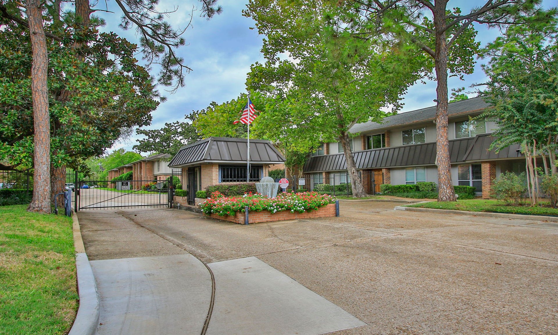 6663 Bayou Glen Road, Houston, TX 77057 Manned Security Gate