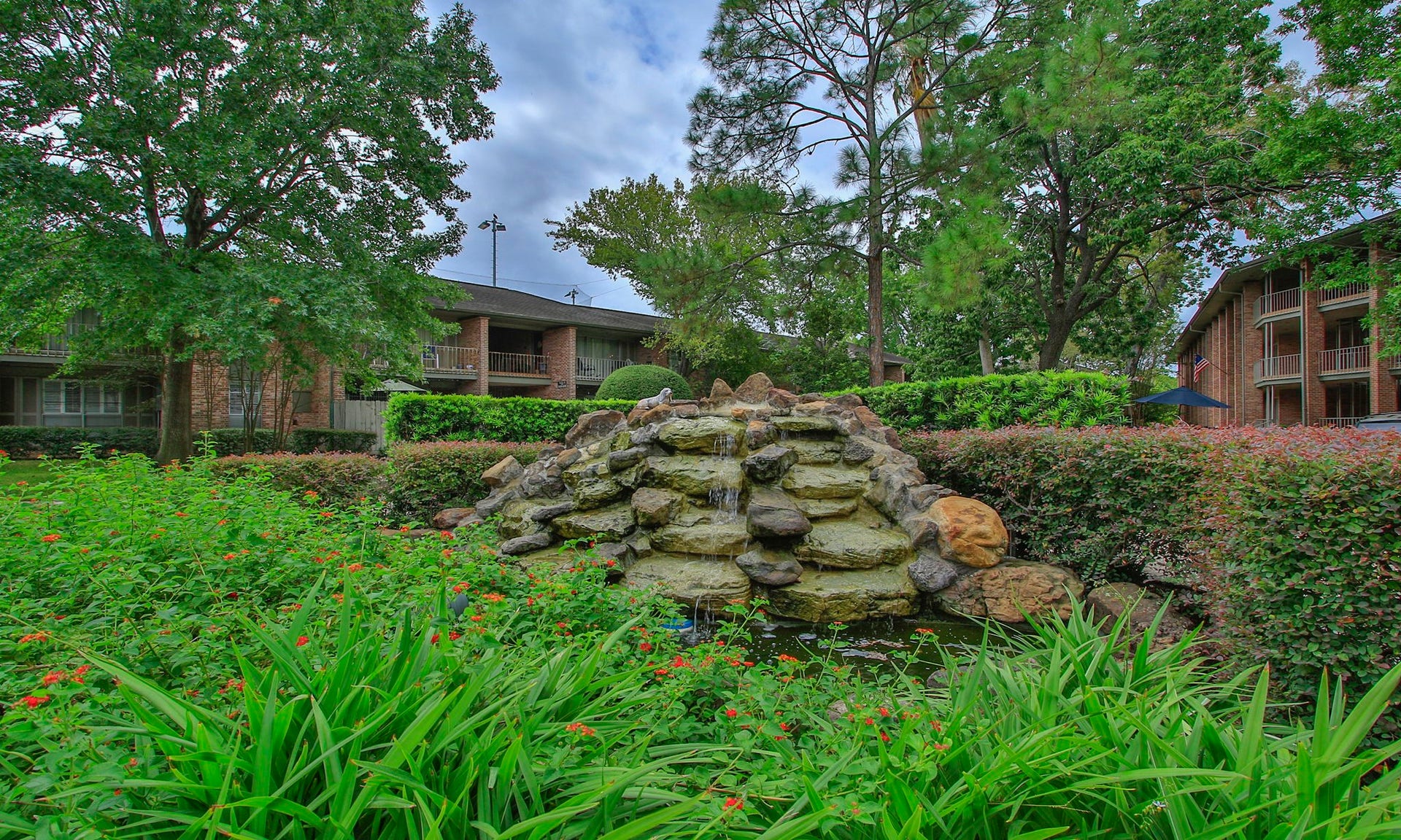 6663 Bayou Glen Road, Houston, TX 77057 Pretty fountain feature