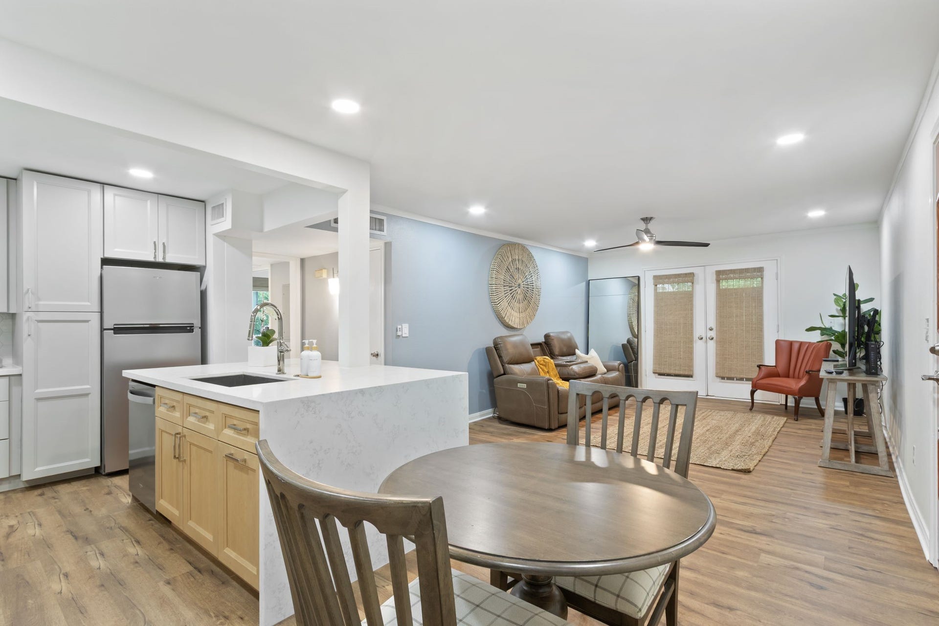 6663 Bayou Glen Road, Houston, TX 77057 Kitchen is open to the living area