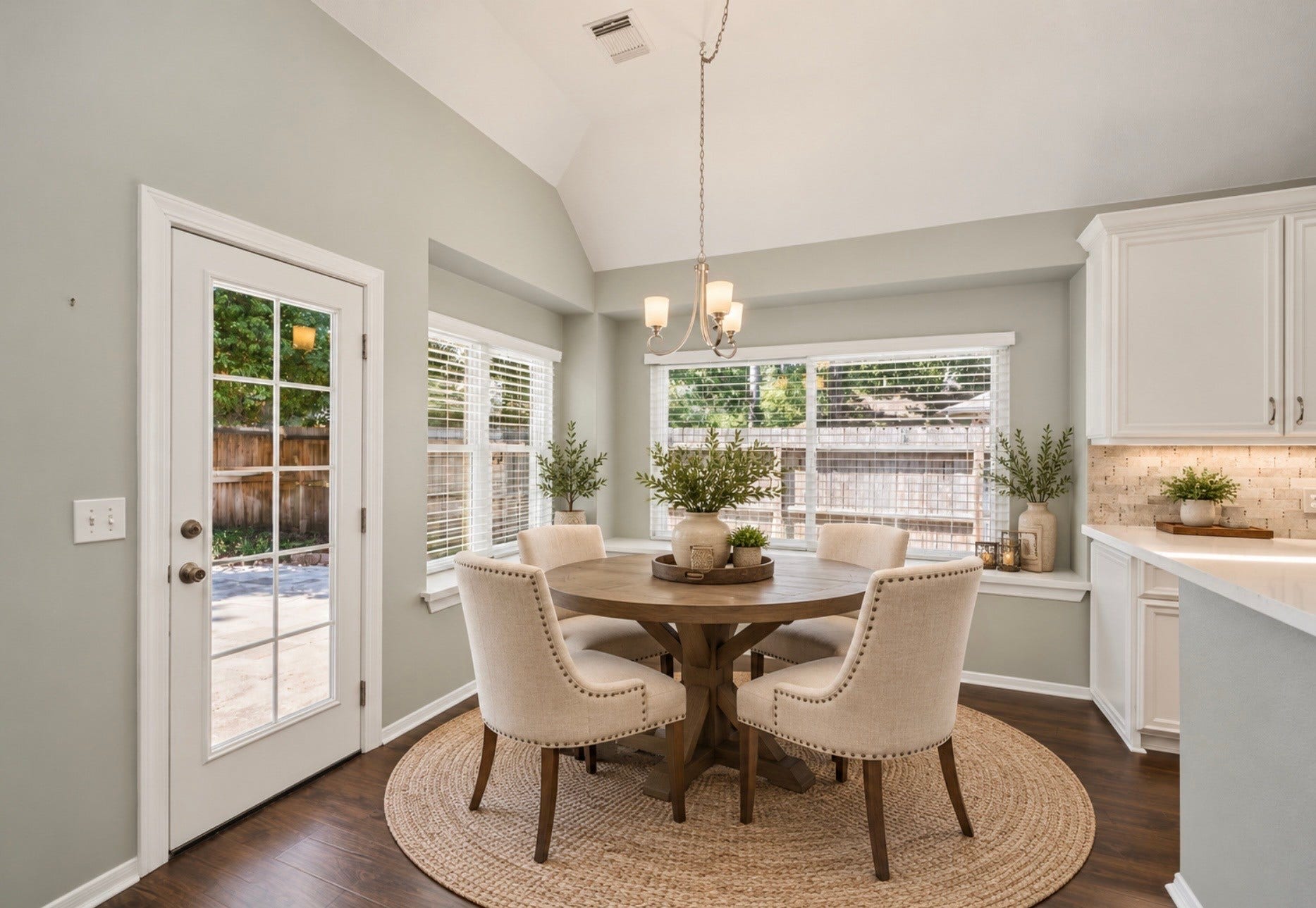 116 N Acacia Park Circle, The Woodlands, TX 77832 Breakfast room virtually staged