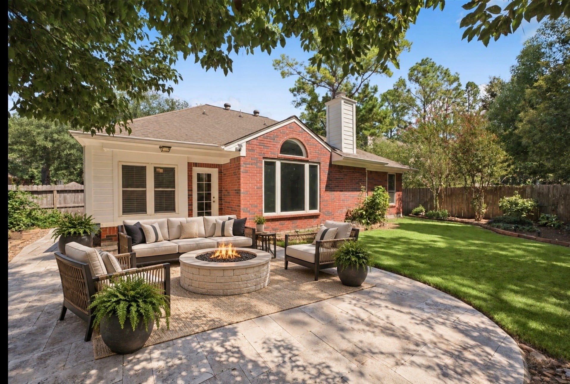 116 N Acacia Park Circle, The Woodlands, TX 77832 Virtually staged