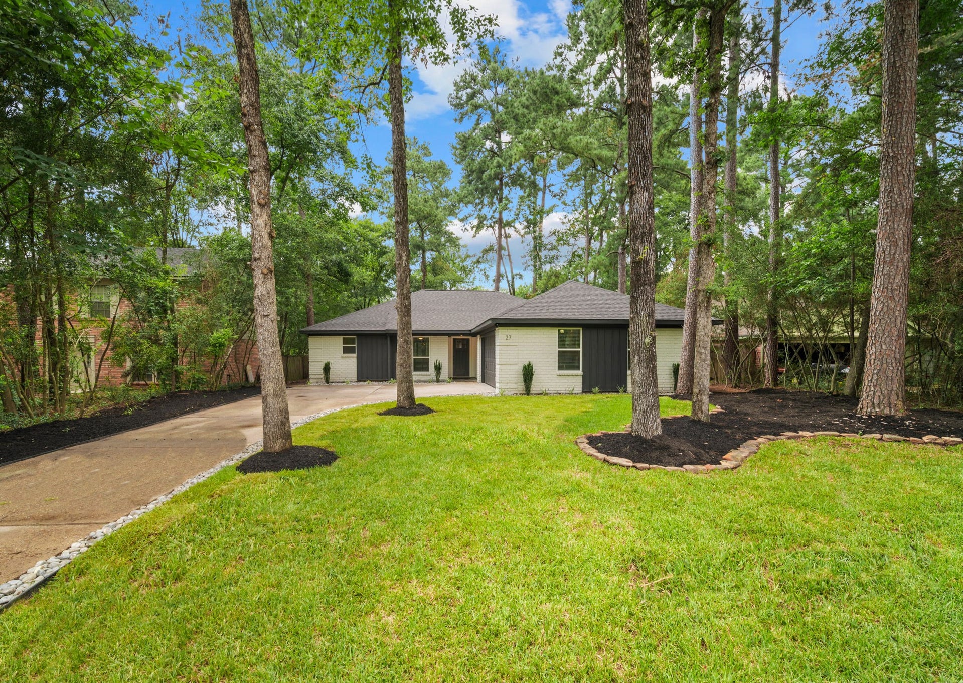 27 Lazy Morning Place, The Woodlands, TX 77381 Wooded front yard