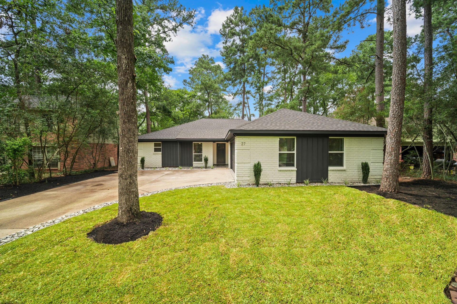 27 Lazy Morning Place, The Woodlands, TX 77381 Wooded front yard