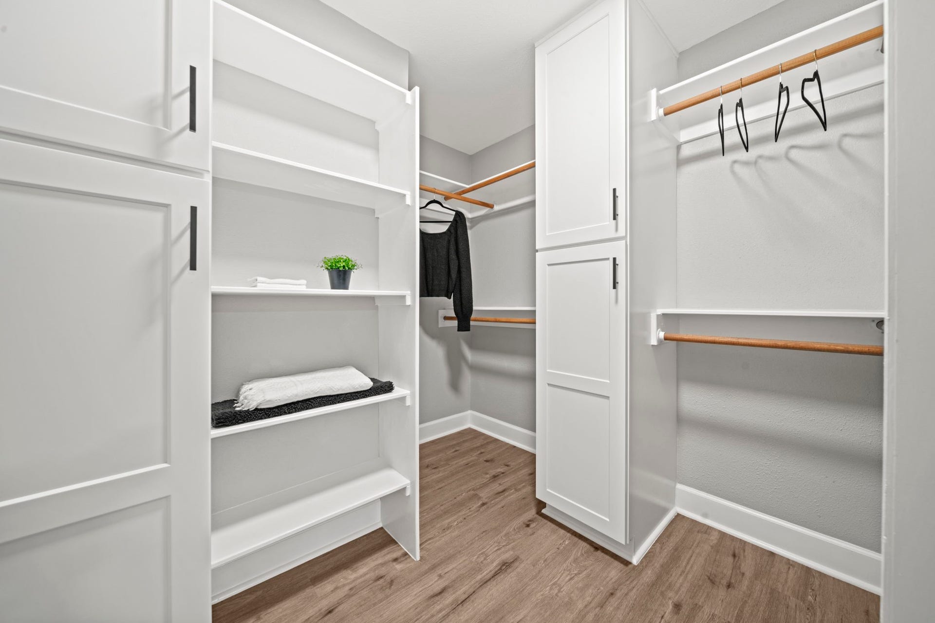 27 Lazy Morning Place, The Woodlands, TX 77381 Walk-in closet