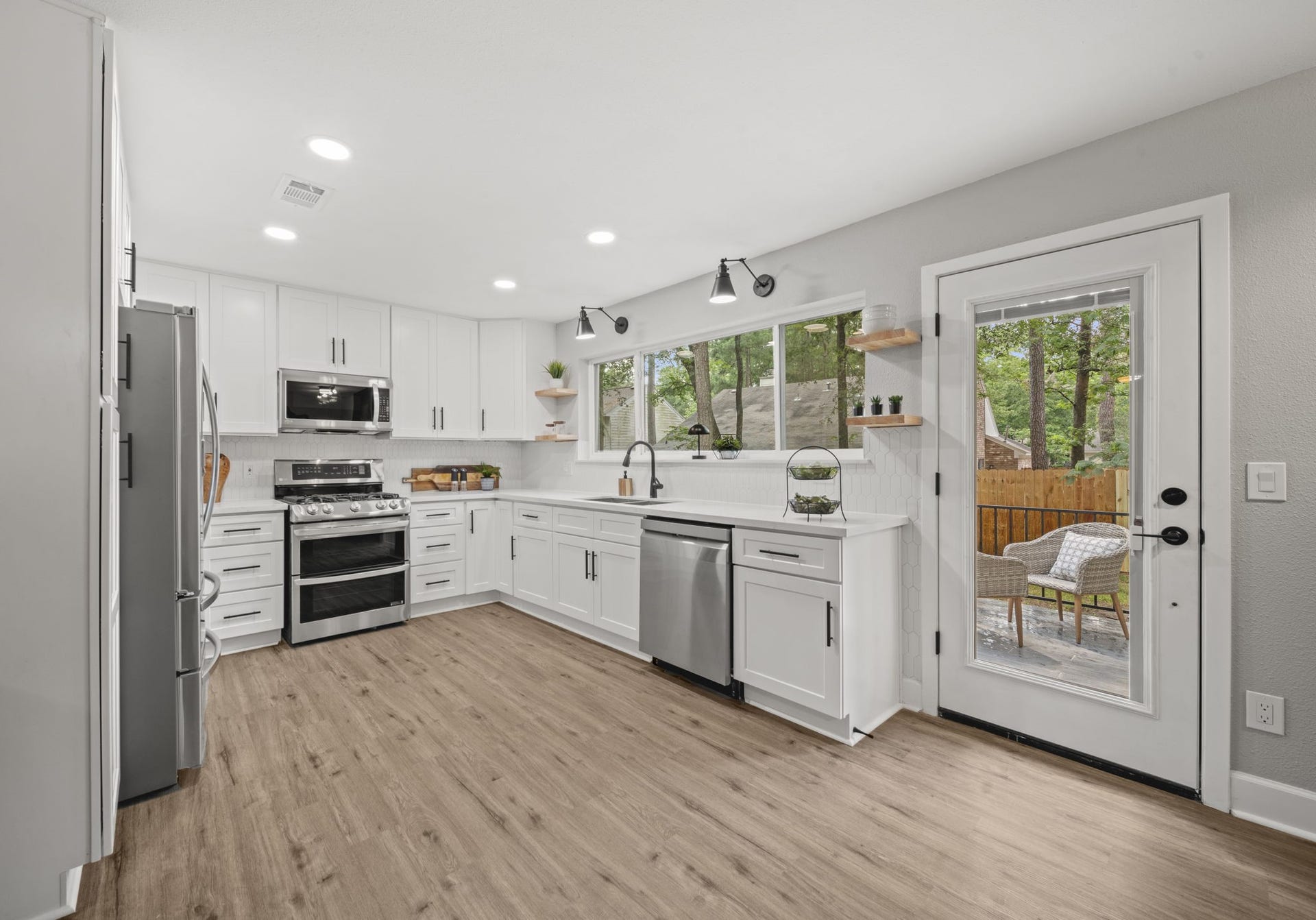 27 Lazy Morning Place, The Woodlands, TX 77381 Kitchen open to the family room