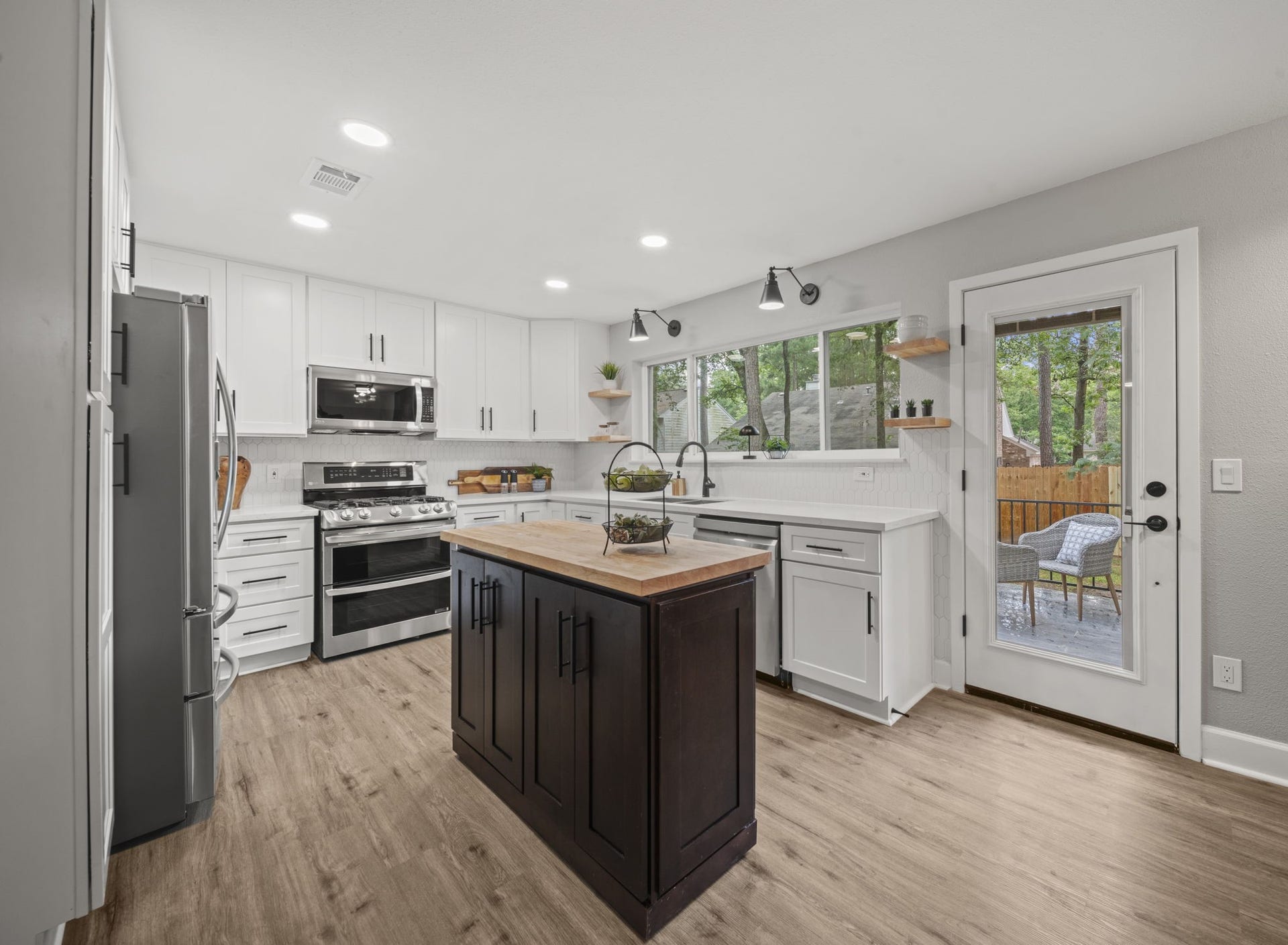 27 Lazy Morning Place, The Woodlands, TX 77381 Kitchen with movable island