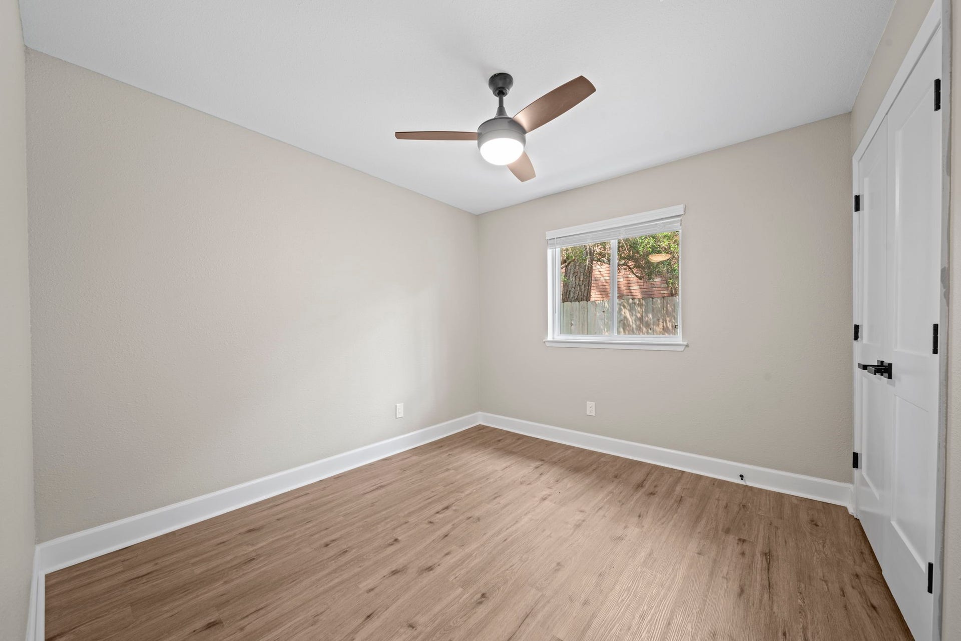 27 Lazy Morning Place, The Woodlands, TX 77381 Secondary bedroom 2