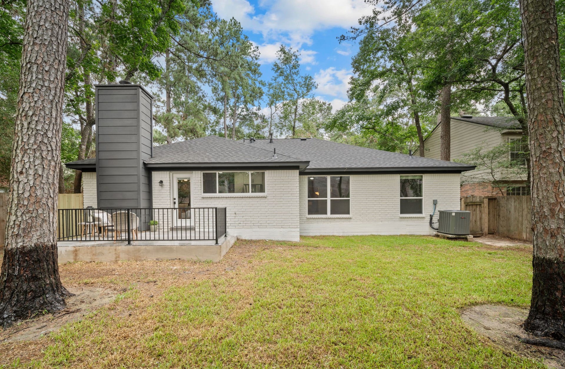 27 Lazy Morning Place, The Woodlands, TX 77381 Back yard