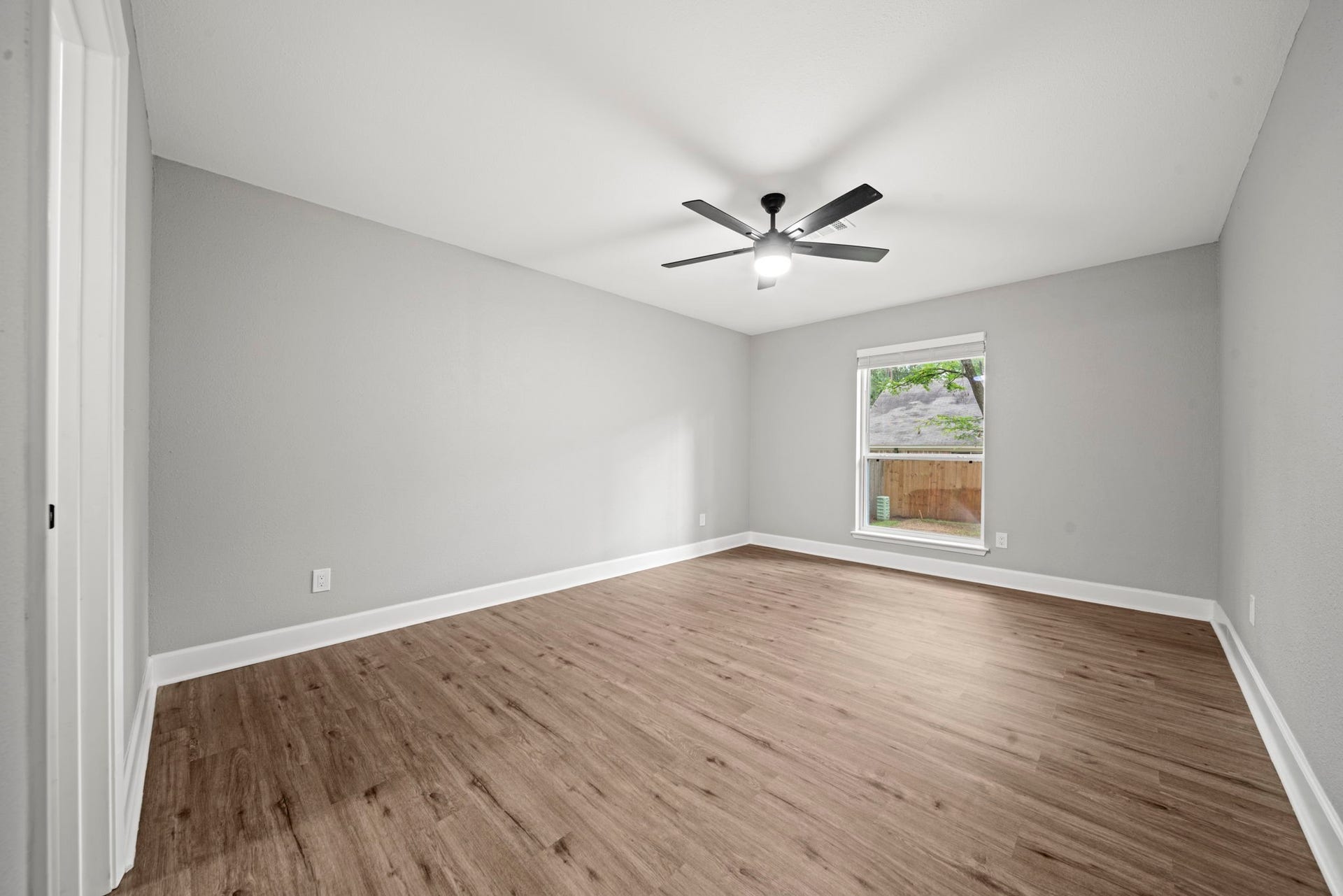 27 Lazy Morning Place, The Woodlands, TX 77381 Master bedroom