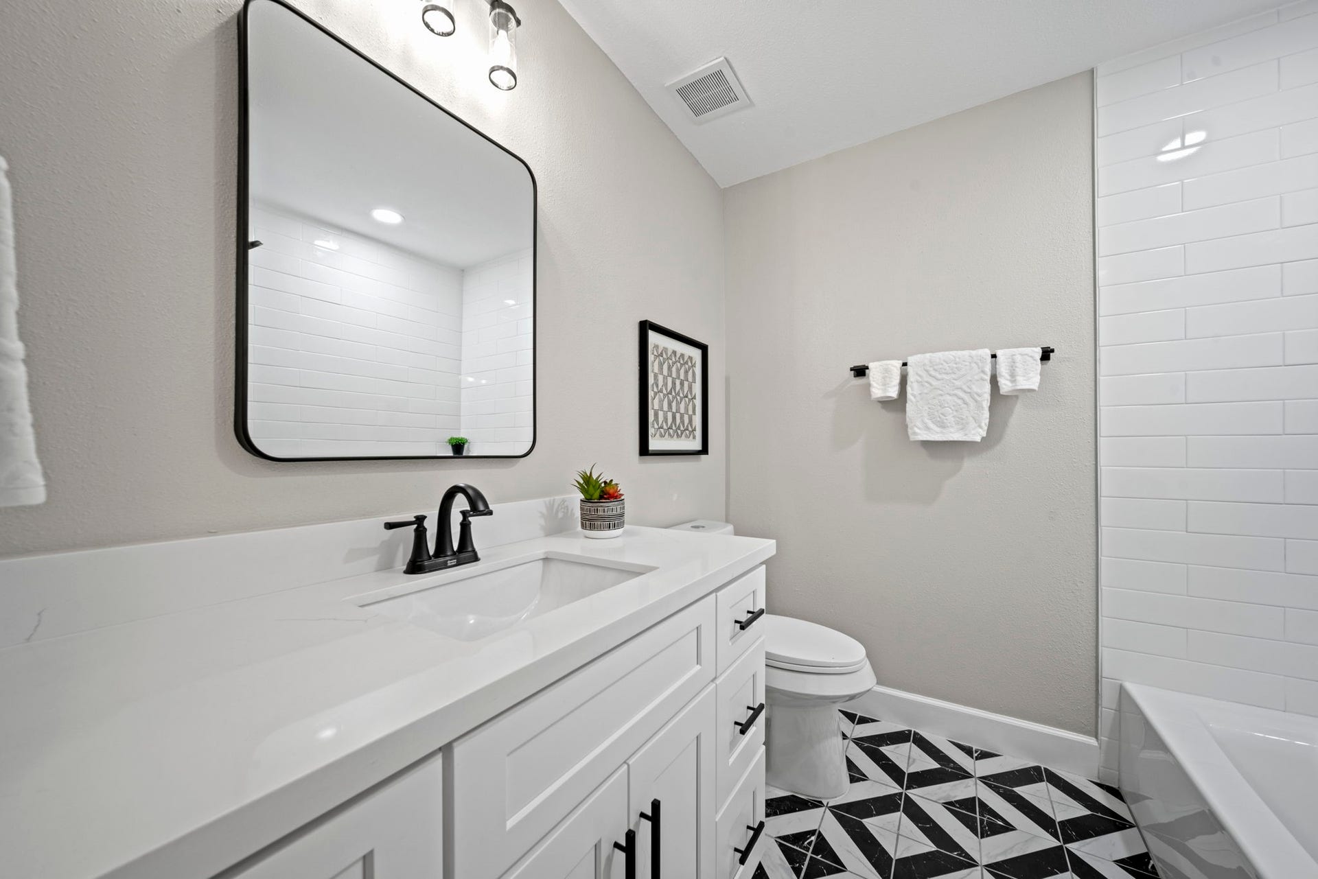 27 Lazy Morning Place, The Woodlands, TX 77381 Full bath with tub/shower for secondary bedroom