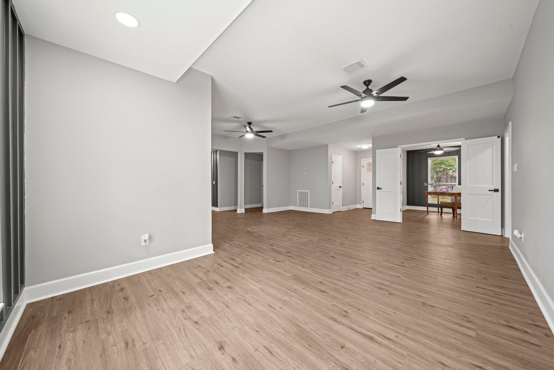 27 Lazy Morning Place, The Woodlands, TX 77381 Living area