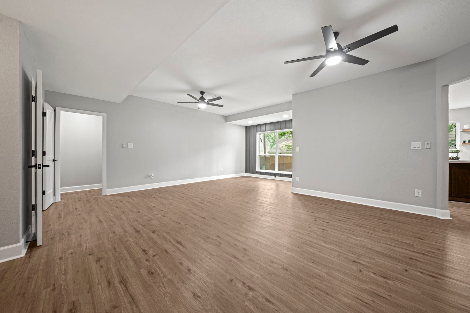 27 Lazy Morning Place, The Woodlands, TX 77381 Living area