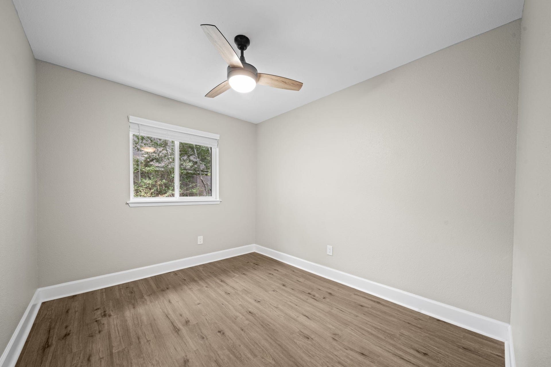 27 Lazy Morning Place, The Woodlands, TX 77381 Secondary bedroom 3