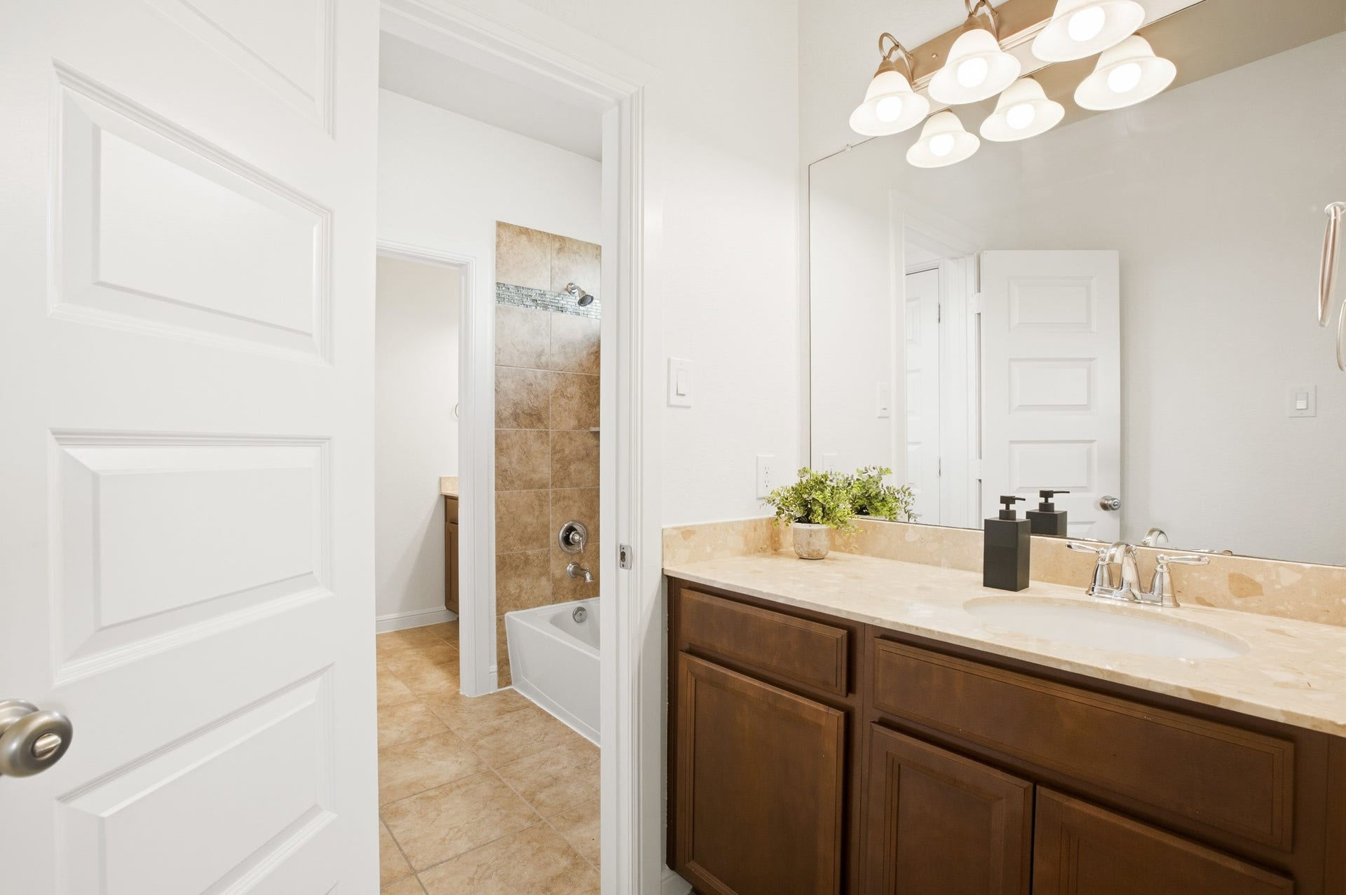 6639 Brady Springs Lane, Sugar Land, TX 77479 Jack and jill bathroom