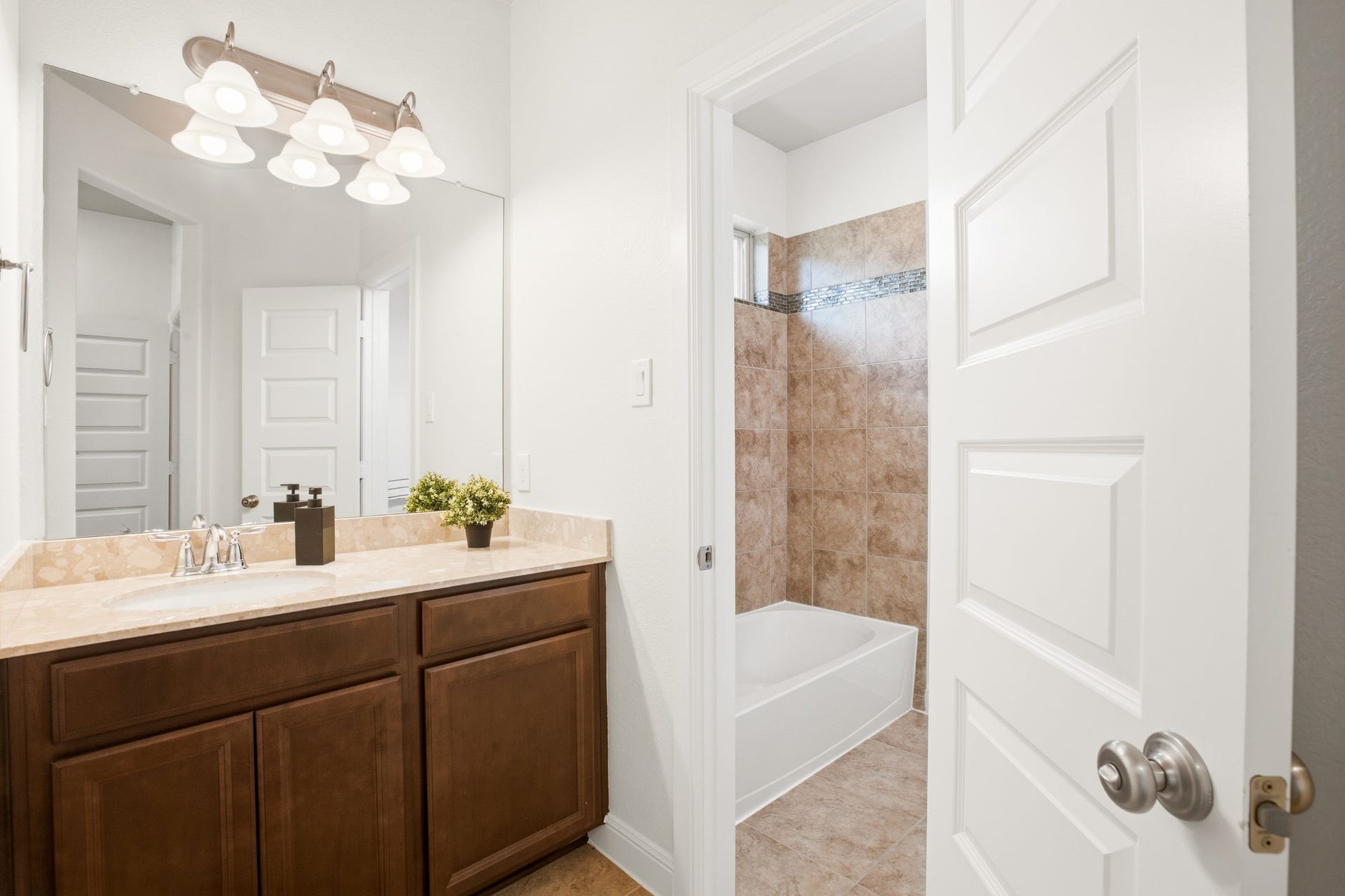 6639 Brady Springs Lane, Sugar Land, TX 77479 Jack and jill bathroom
