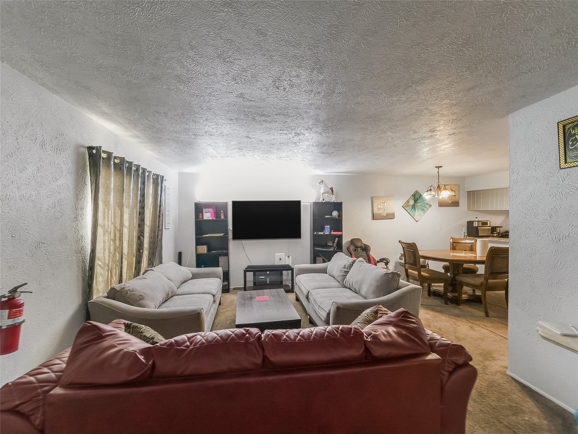 6305 Westward Street, #139, Houston, TX 77081 Entry/Living Room