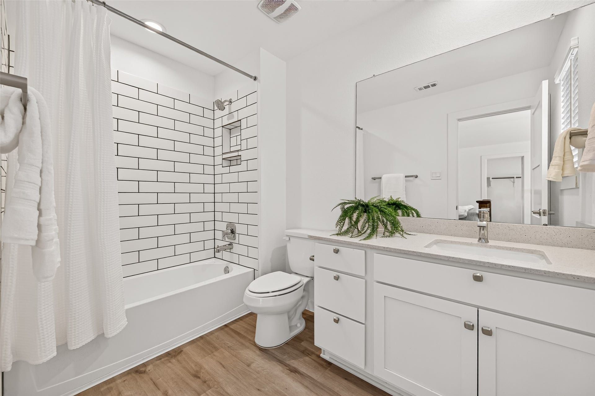 4719 Torcello Falls Lane, Katy, TX 77449 En suite for the oversize secondary bedroom
