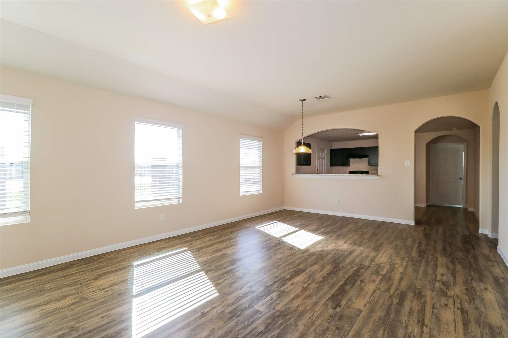 2427 High Island Way, Houston, TX 77073 Photos may be representative of the floor plan and not the exact home. Finishes, layout, and features of the actual property for lease may vary.