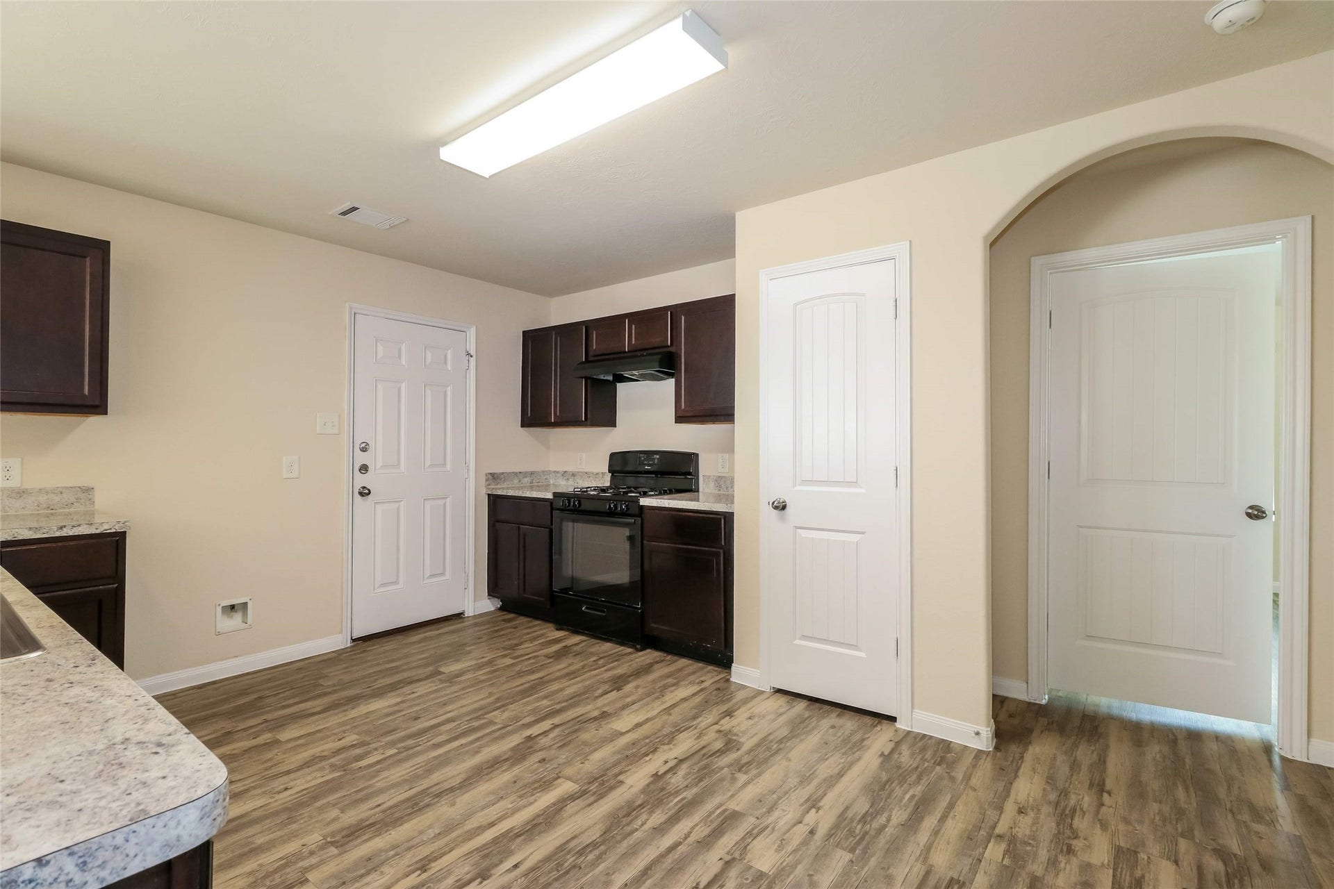 2427 High Island Way, Houston, TX 77073 Photos may be representative of the floor plan and not the exact home. Finishes, layout, and features of the actual property for lease may vary.