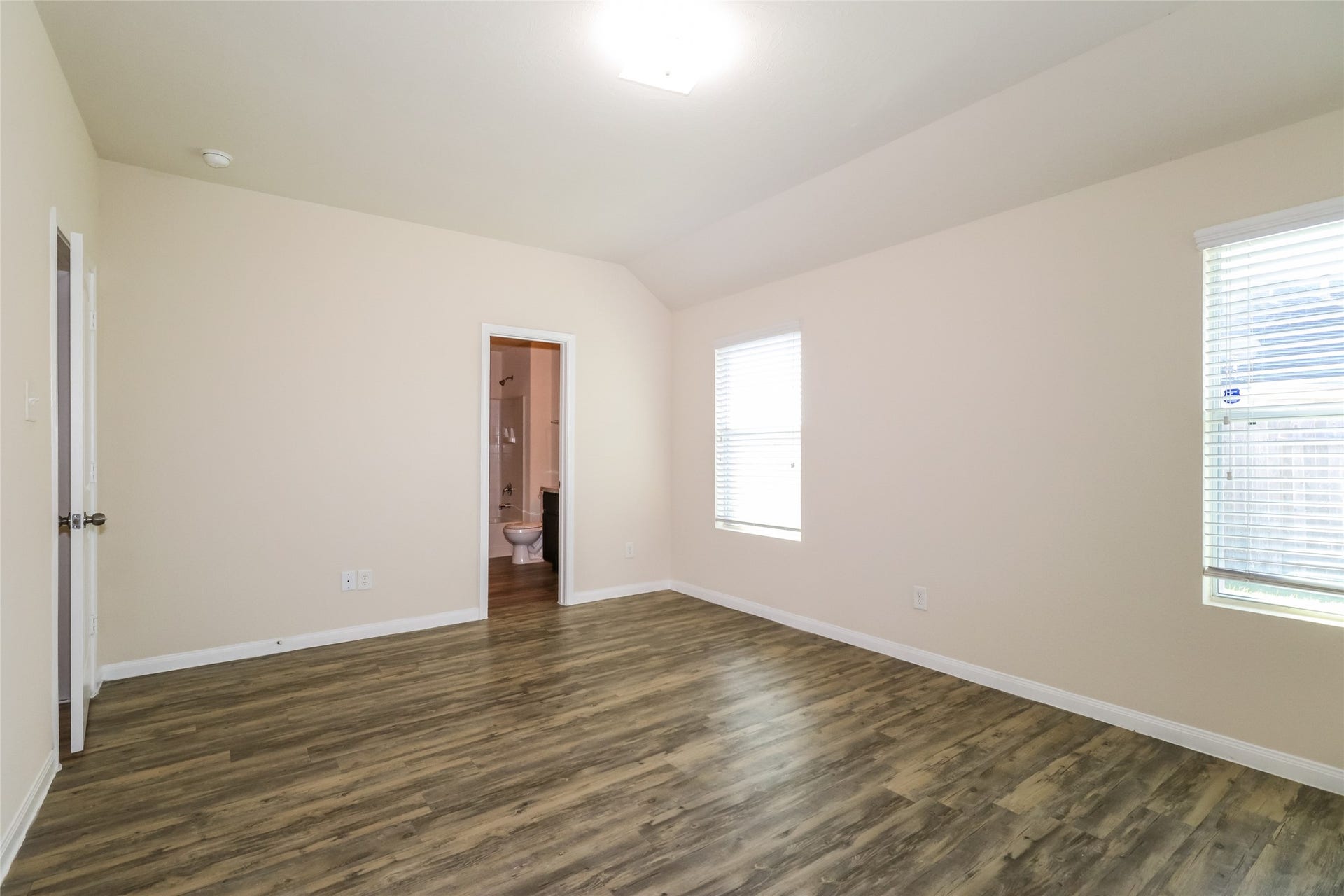 2427 High Island Way, Houston, TX 77073 Photos may be representative of the floor plan and not the exact home. Finishes, layout, and features of the actual property for lease may vary.